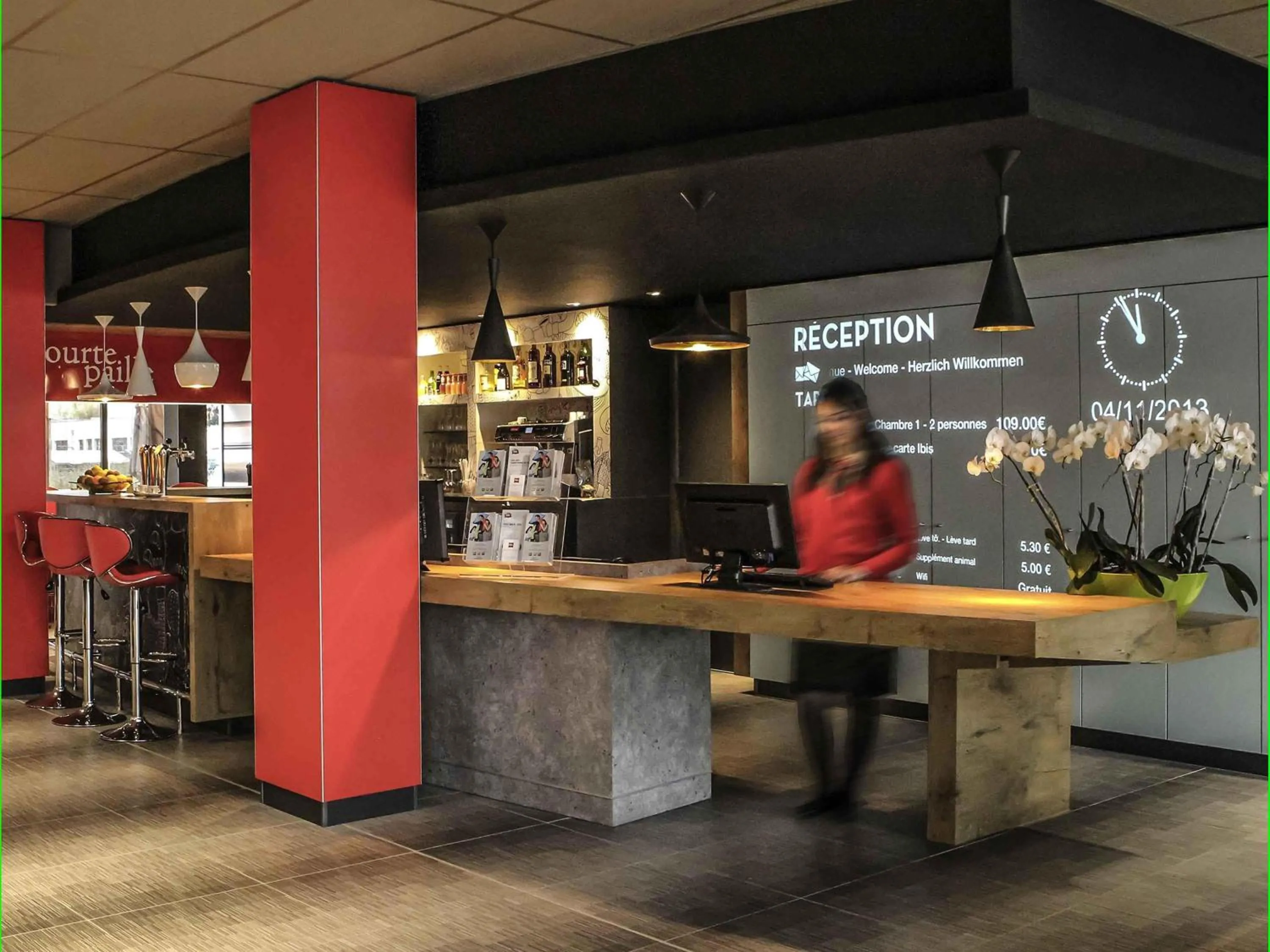 Lounge or bar in Ibis Saint-Genis-Pouilly Genève