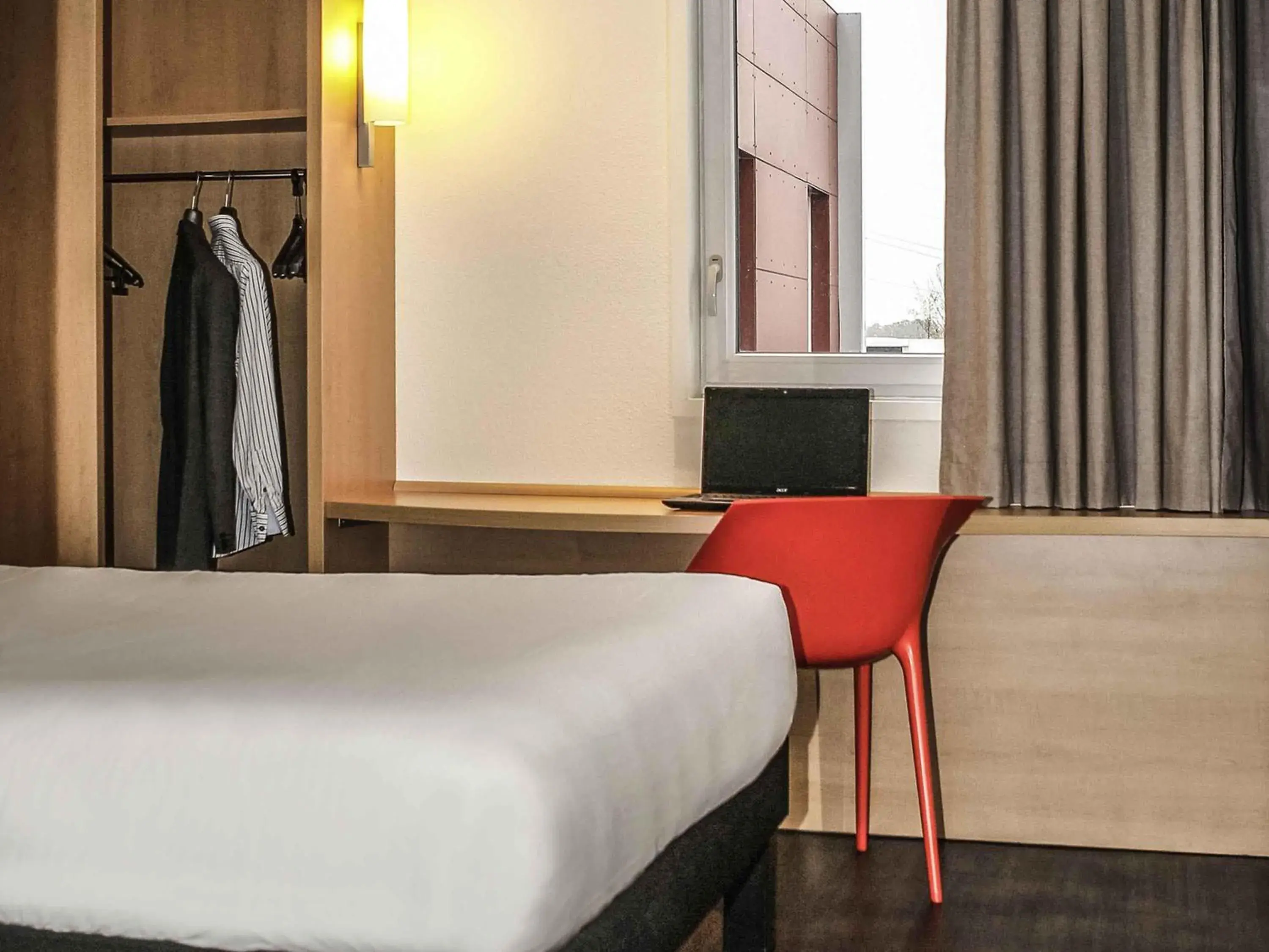 Bedroom, Bed in Ibis Saint-Genis-Pouilly Genève Bedroom, Bed in Ibis Saint-Genis-Pouilly Genève