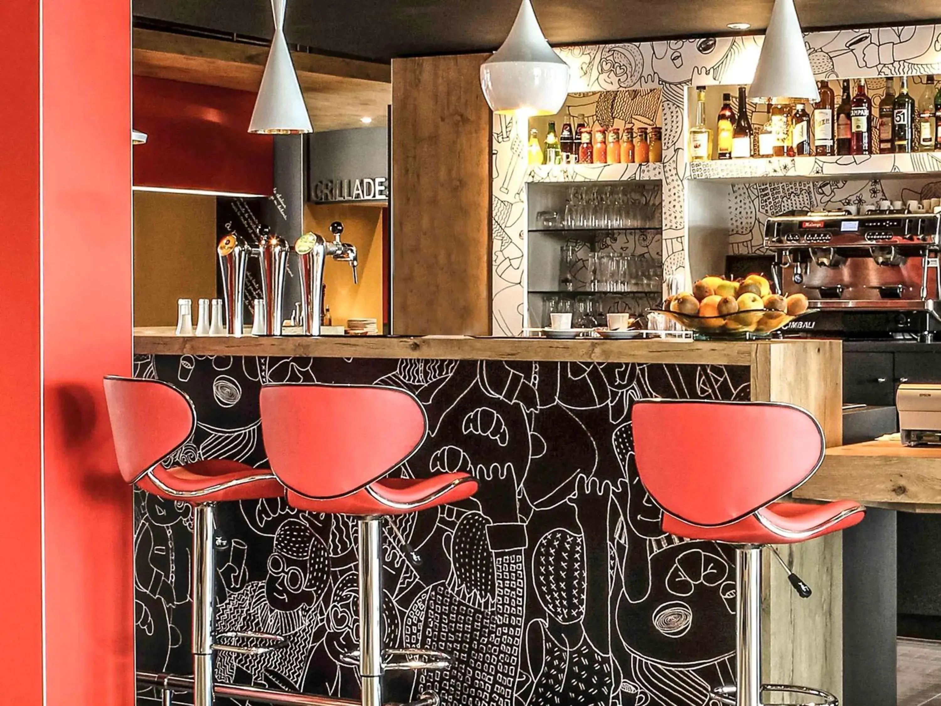 Lounge or bar in Ibis Saint-Genis-Pouilly Genève Lounge or bar in Ibis Saint-Genis-Pouilly Genève