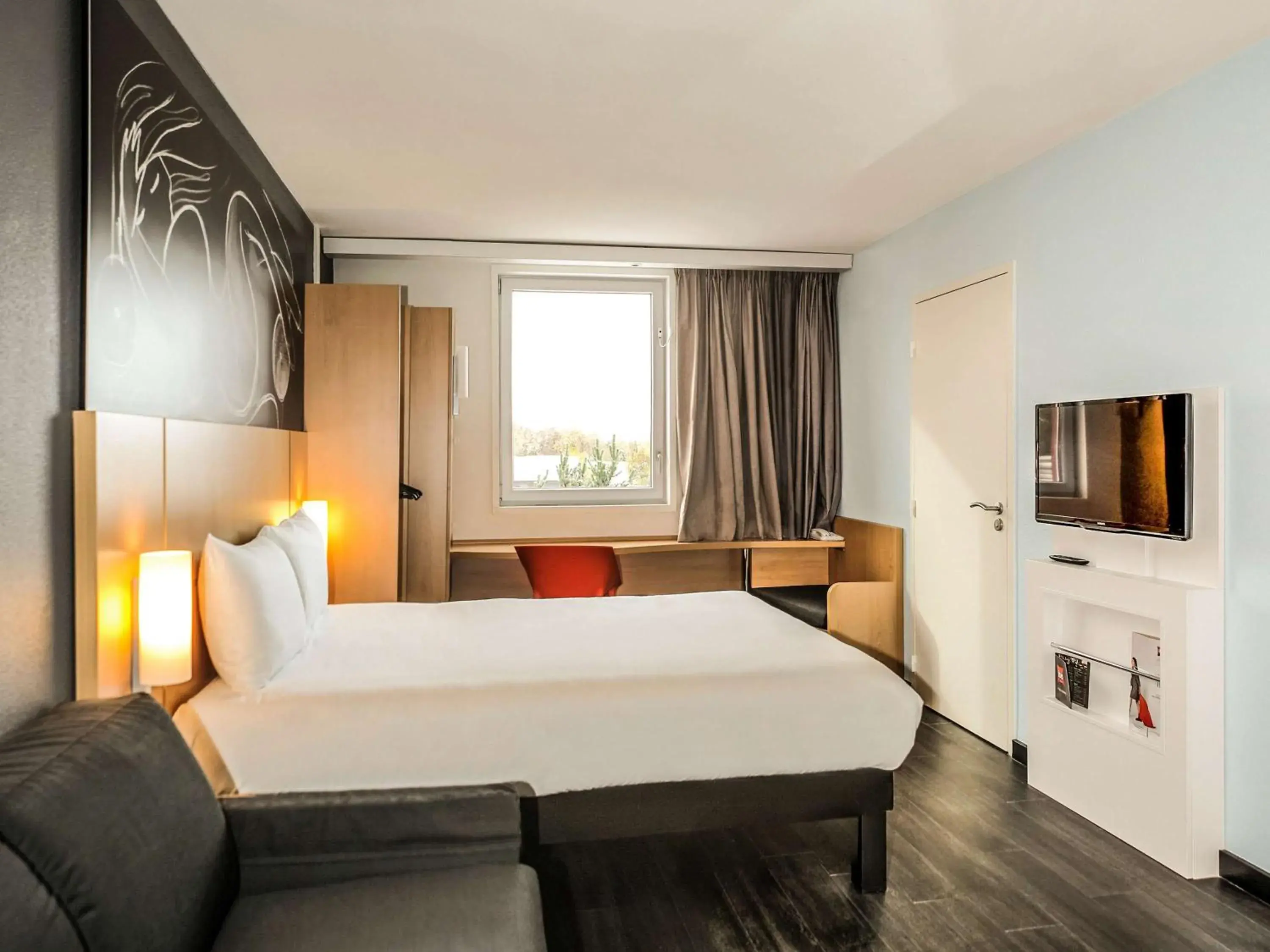 Bedroom, Bed in Ibis Saint-Genis-Pouilly Genève Bedroom, Bed in Ibis Saint-Genis-Pouilly Genève