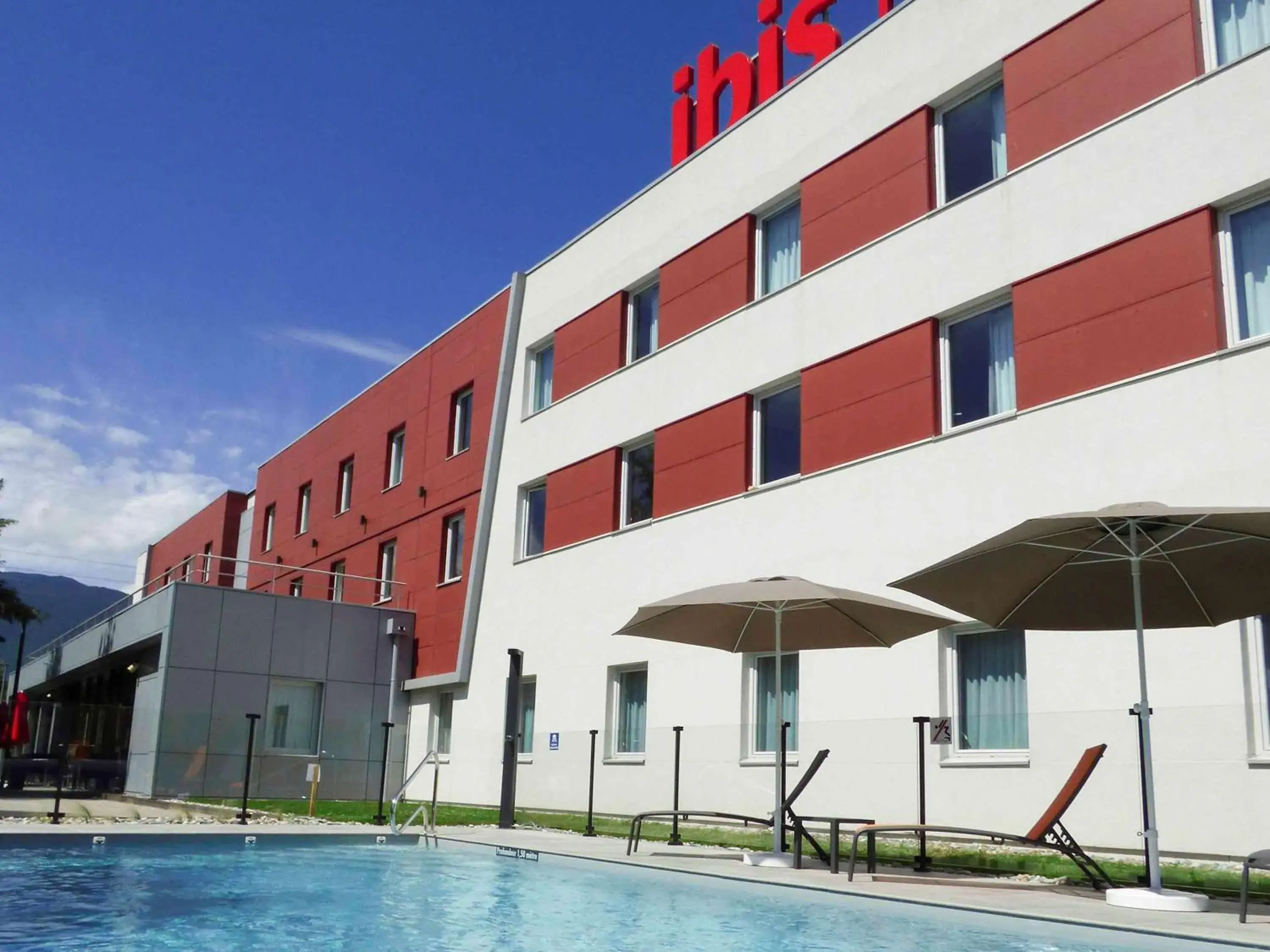 Pool view in Ibis Saint-Genis-Pouilly Genève Pool view in Ibis Saint-Genis-Pouilly Genève