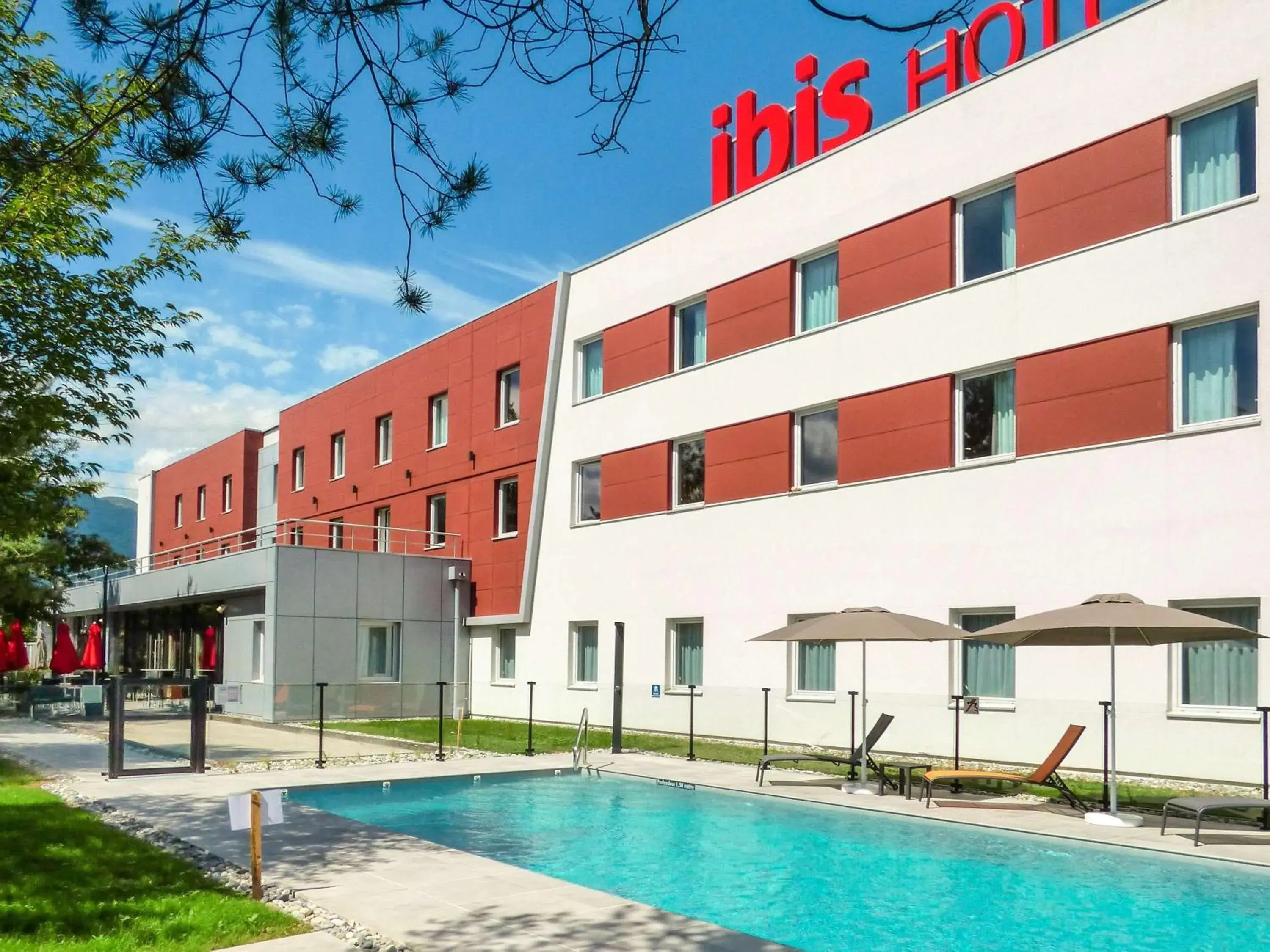 Property building in Ibis Saint-Genis-Pouilly Genève Property building in Ibis Saint-Genis-Pouilly Genève