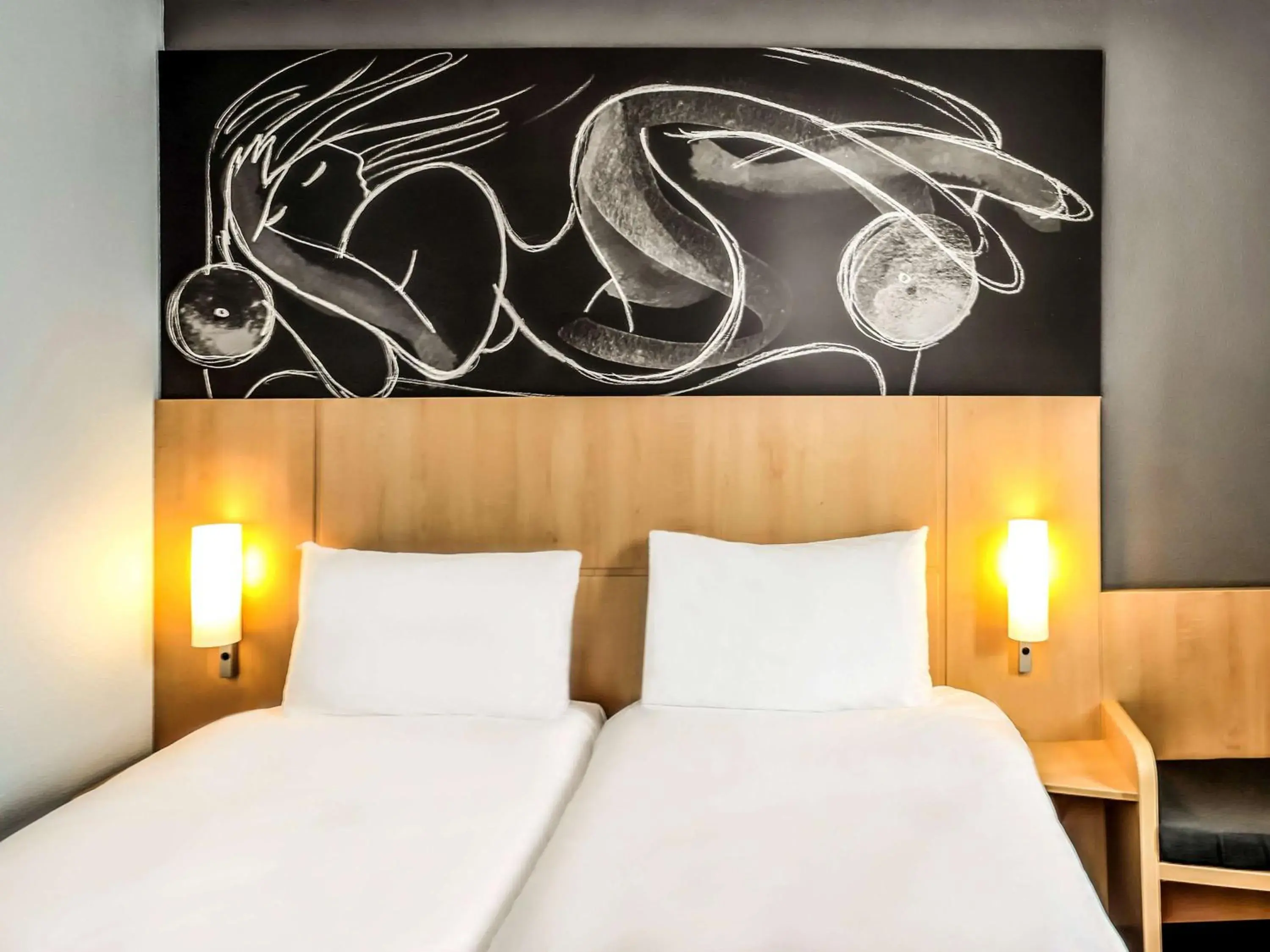Bedroom, Bed in Ibis Saint-Genis-Pouilly Genève Bedroom, Bed in Ibis Saint-Genis-Pouilly Genève