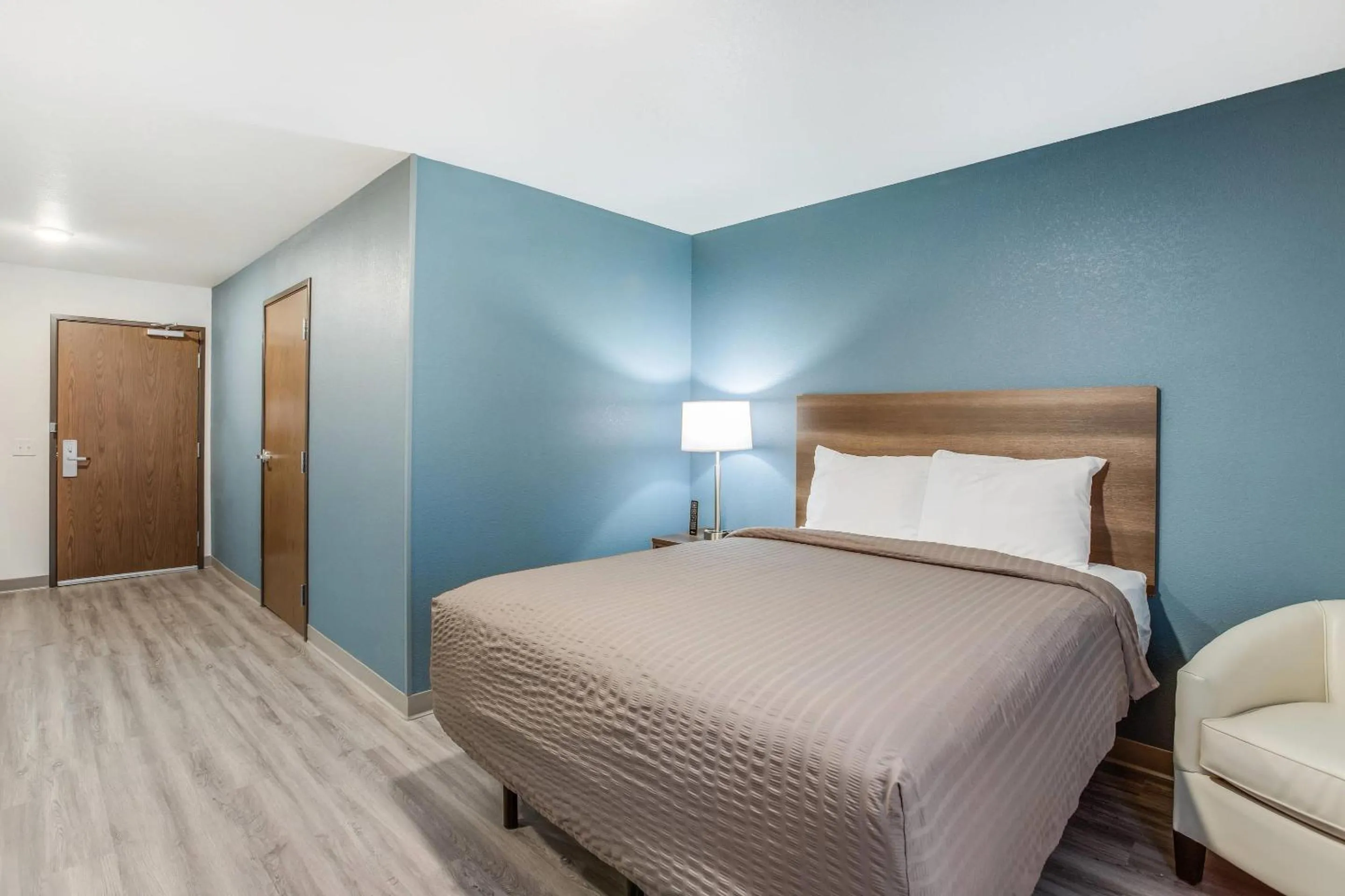 Bedroom, Bed in WoodSpring Suites Novi Farmington
