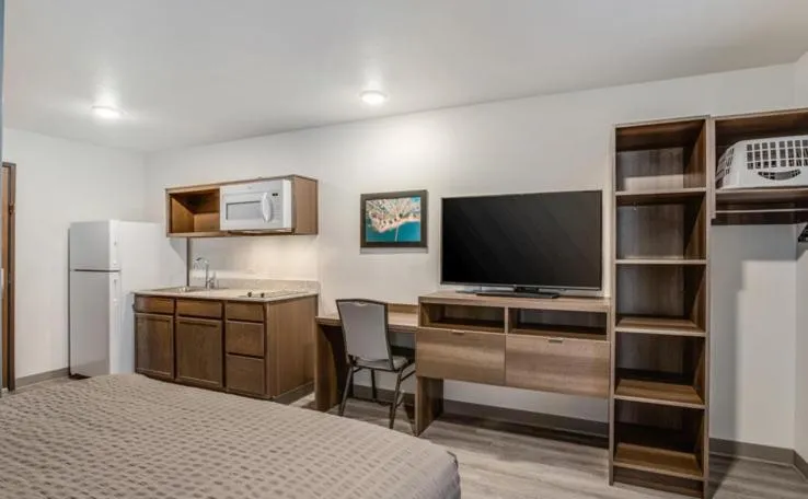 Photo of the whole room, Bed in WoodSpring Suites Detroit Farmington Hills