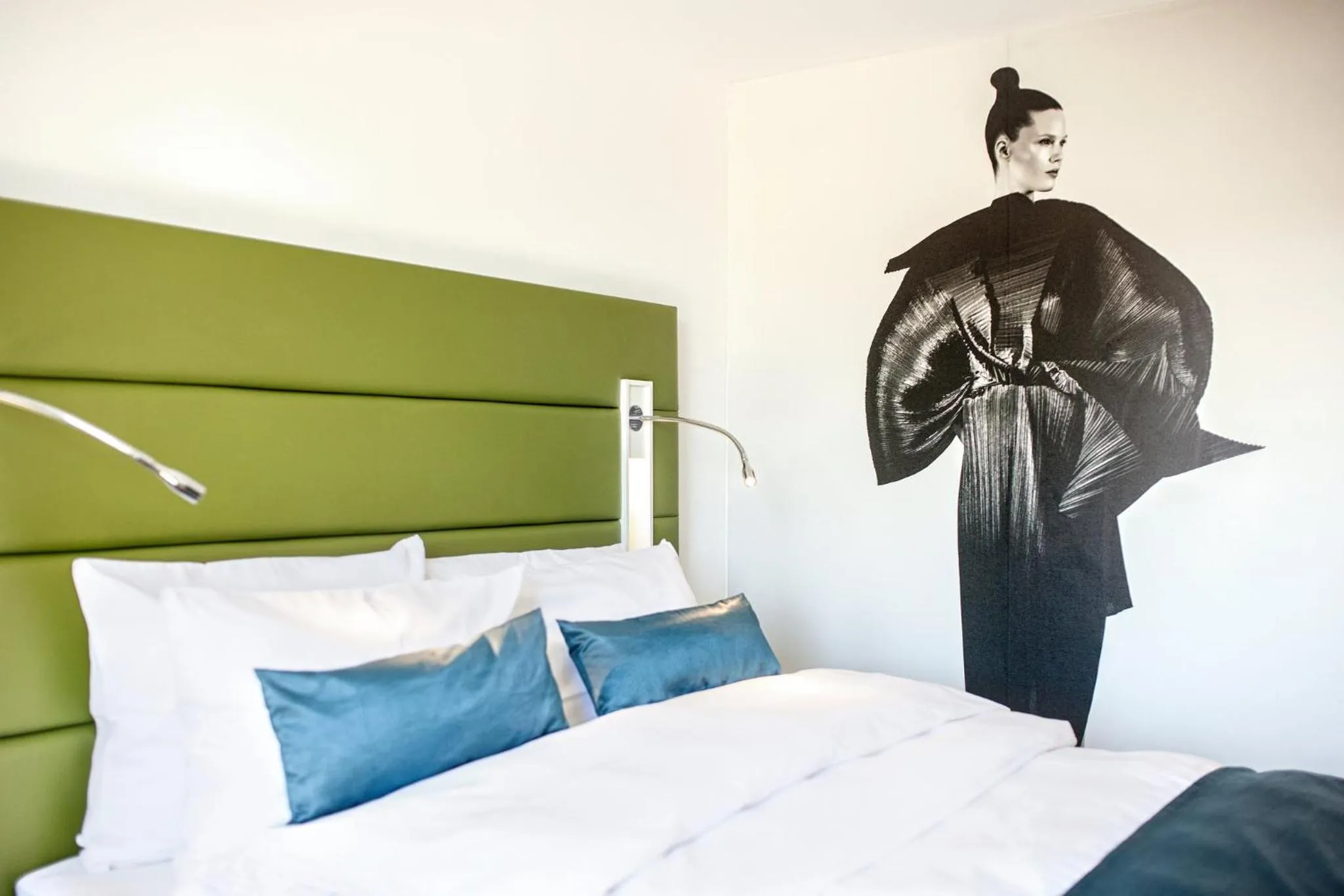 Photo of the whole room, Bed in Hotel Indigo - Dusseldorf - Victoriaplatz by IHG