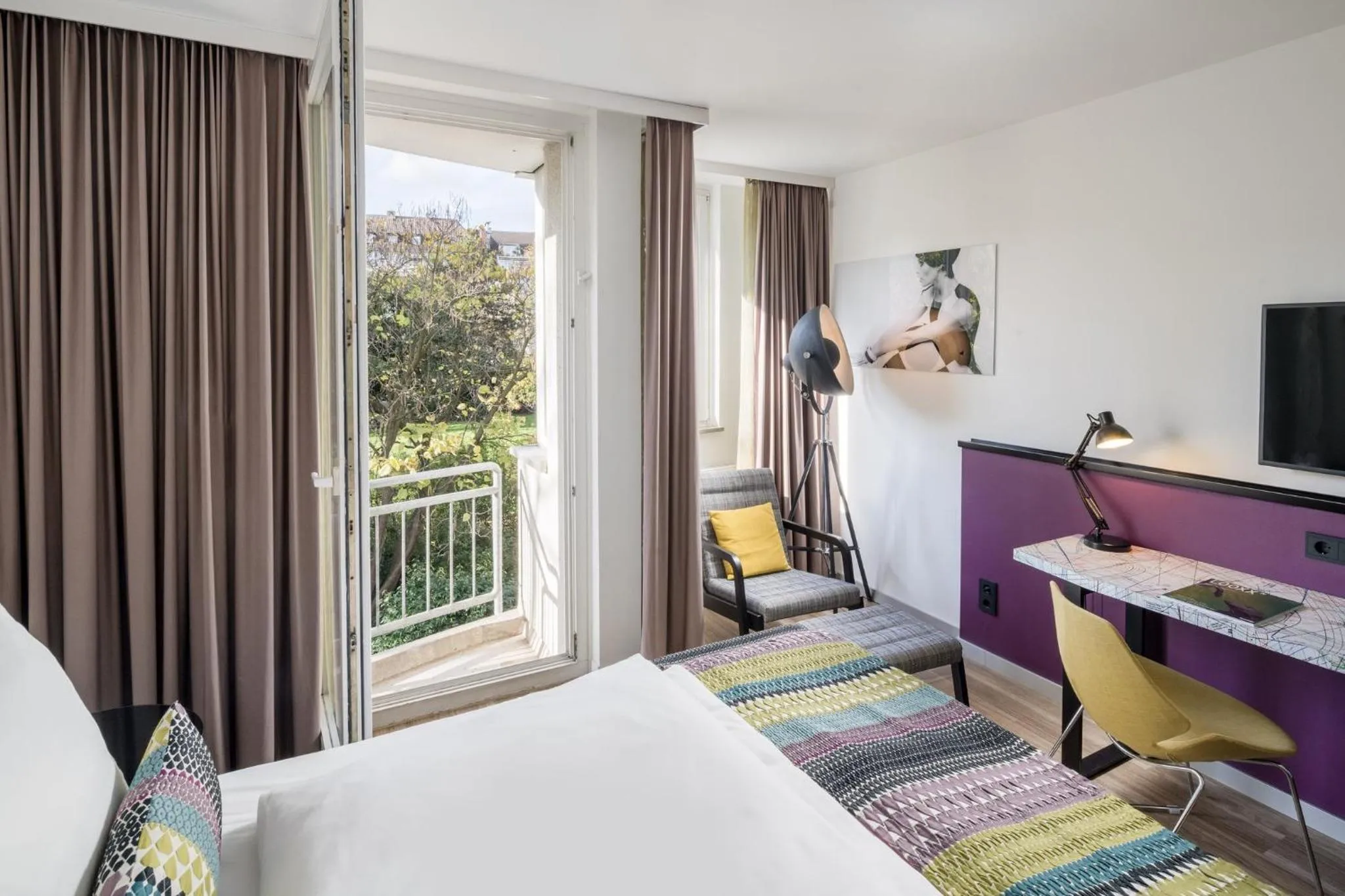 Photo of the whole room, Bed in Hotel Indigo - Dusseldorf - Victoriaplatz by IHG