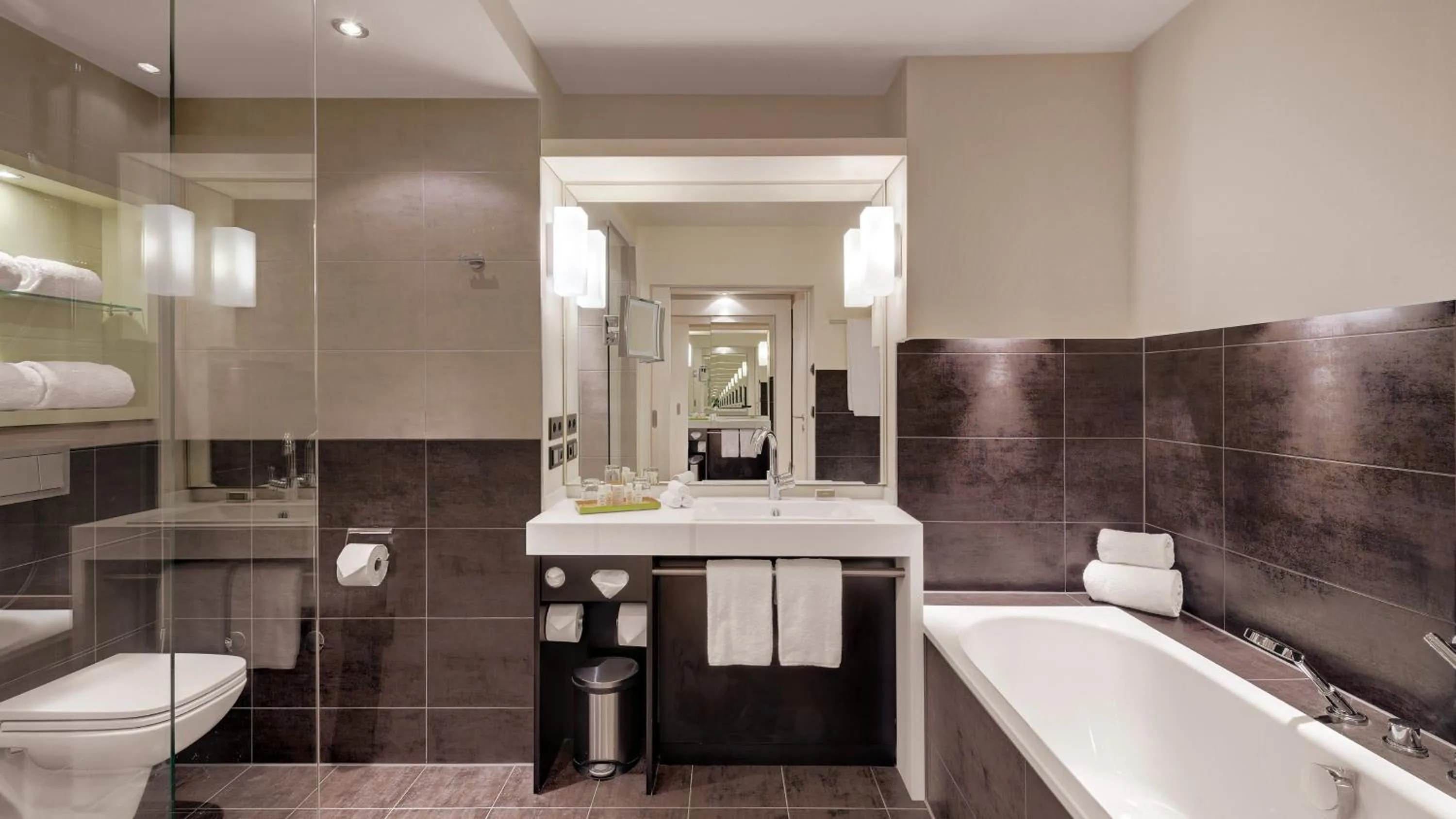 Photo of the whole room in Hotel Indigo - Dusseldorf - Victoriaplatz by IHG