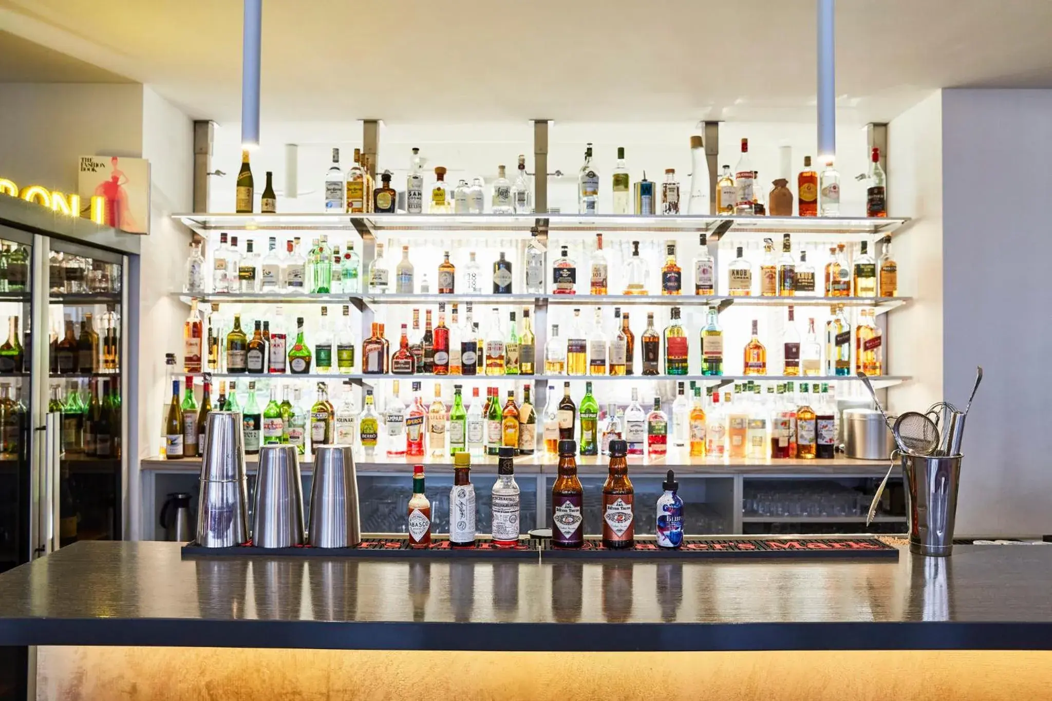 Lounge or bar in Hotel Indigo - Dusseldorf - Victoriaplatz by IHG Lounge or bar in Hotel Indigo - Dusseldorf - Victoriaplatz by IHG