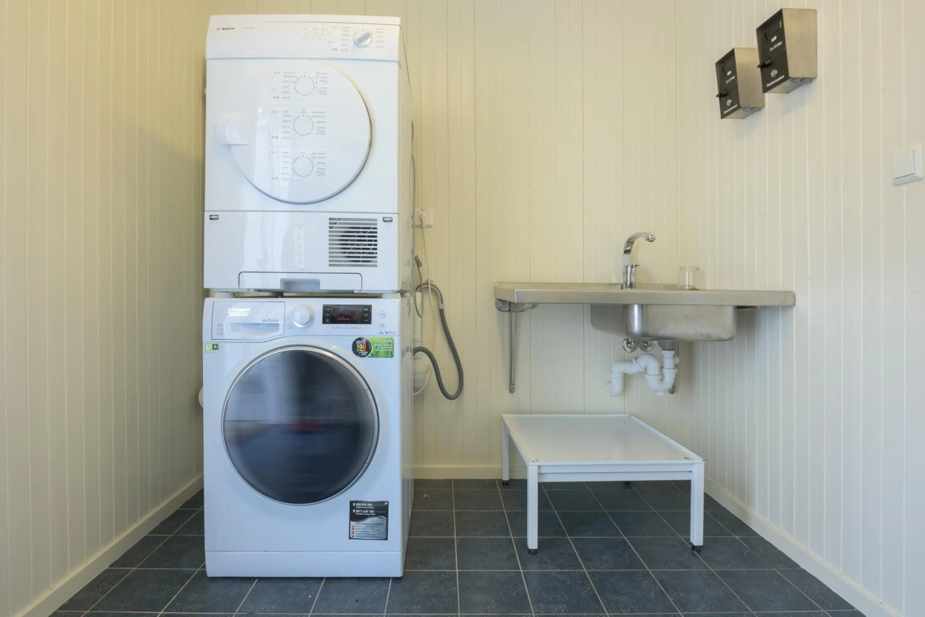washing machine in Kabelvåg Feriehus & Camping