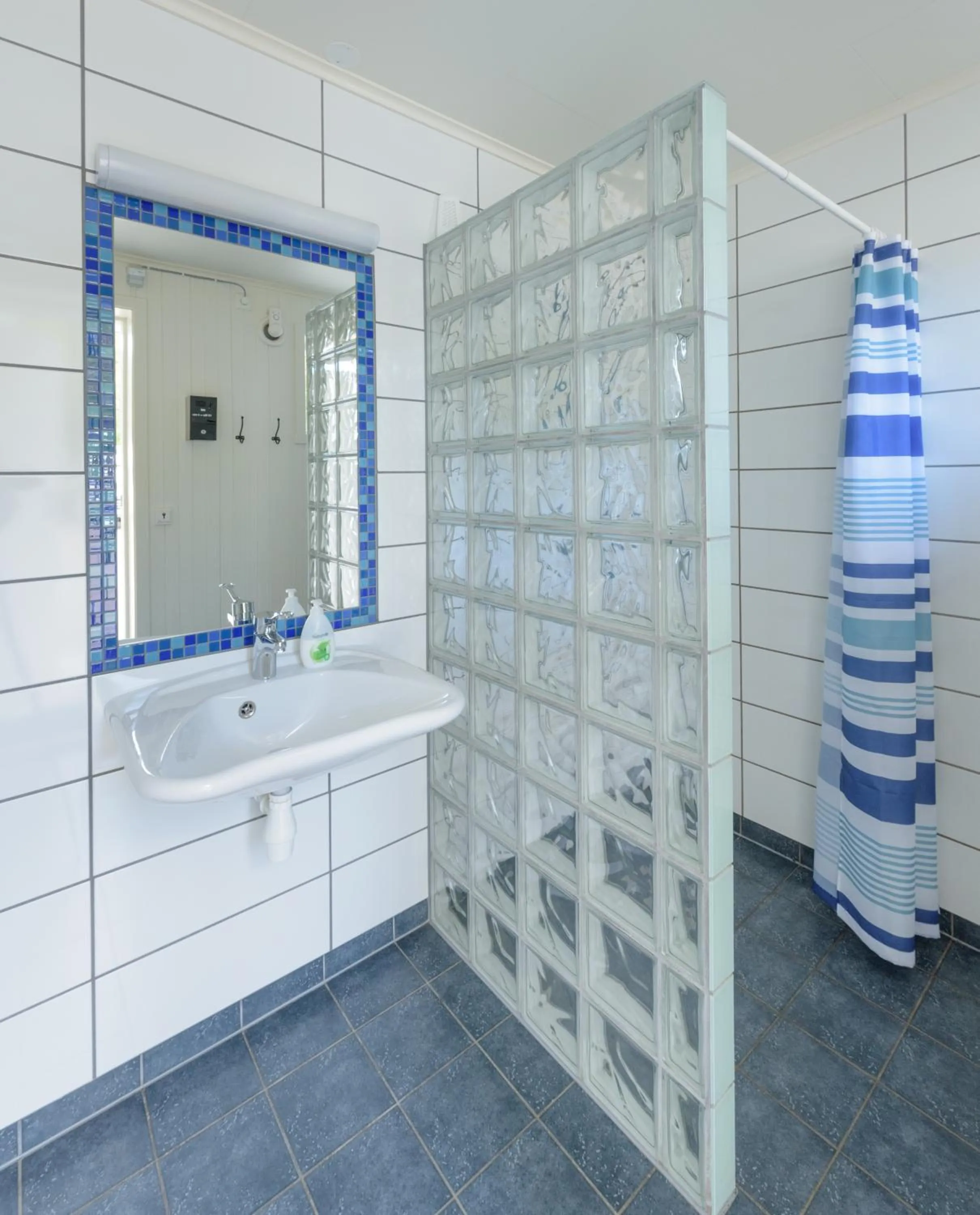 Shower in Kabelvåg Feriehus & Camping