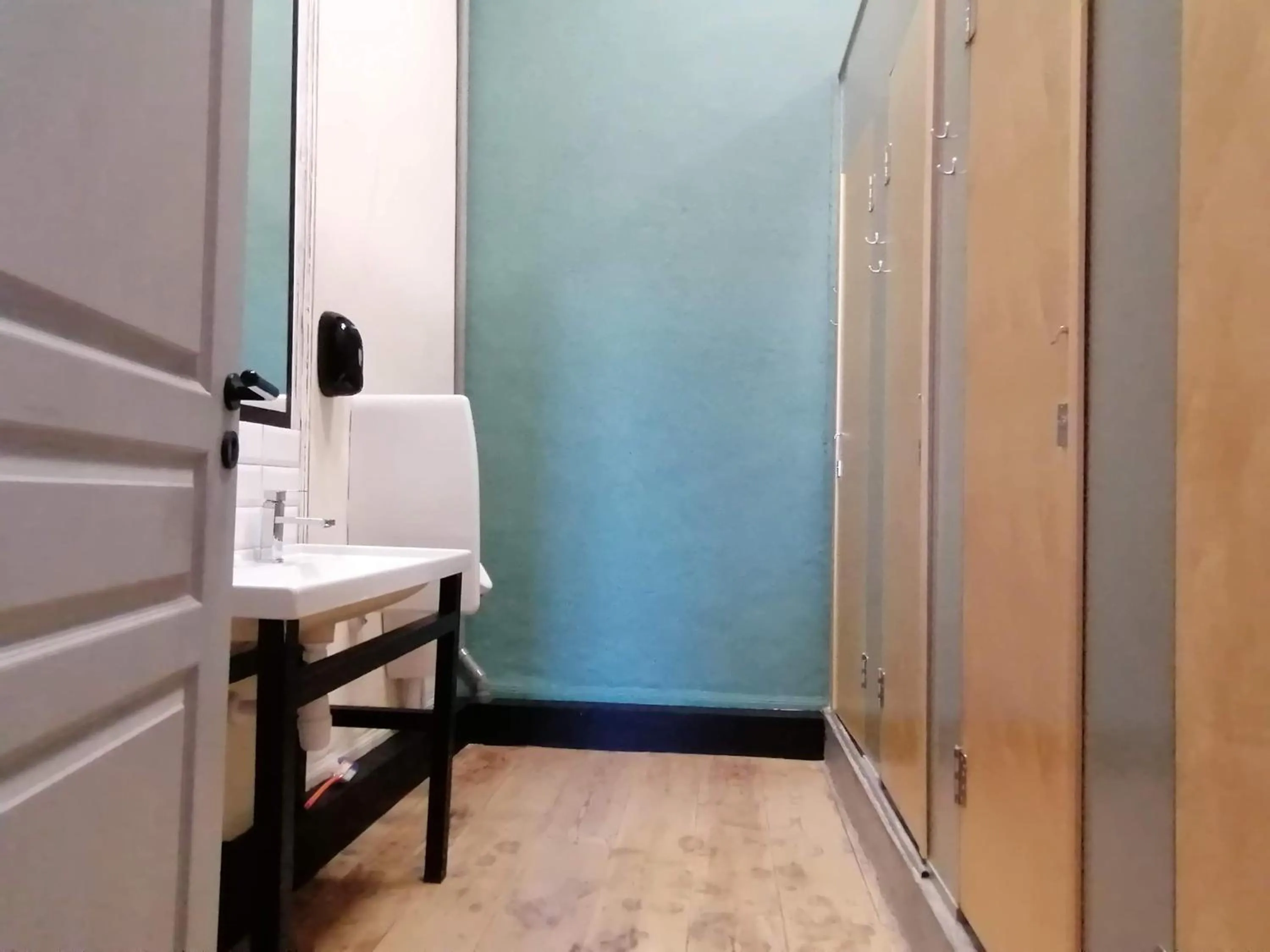 Bathroom in Le Mat Hostel