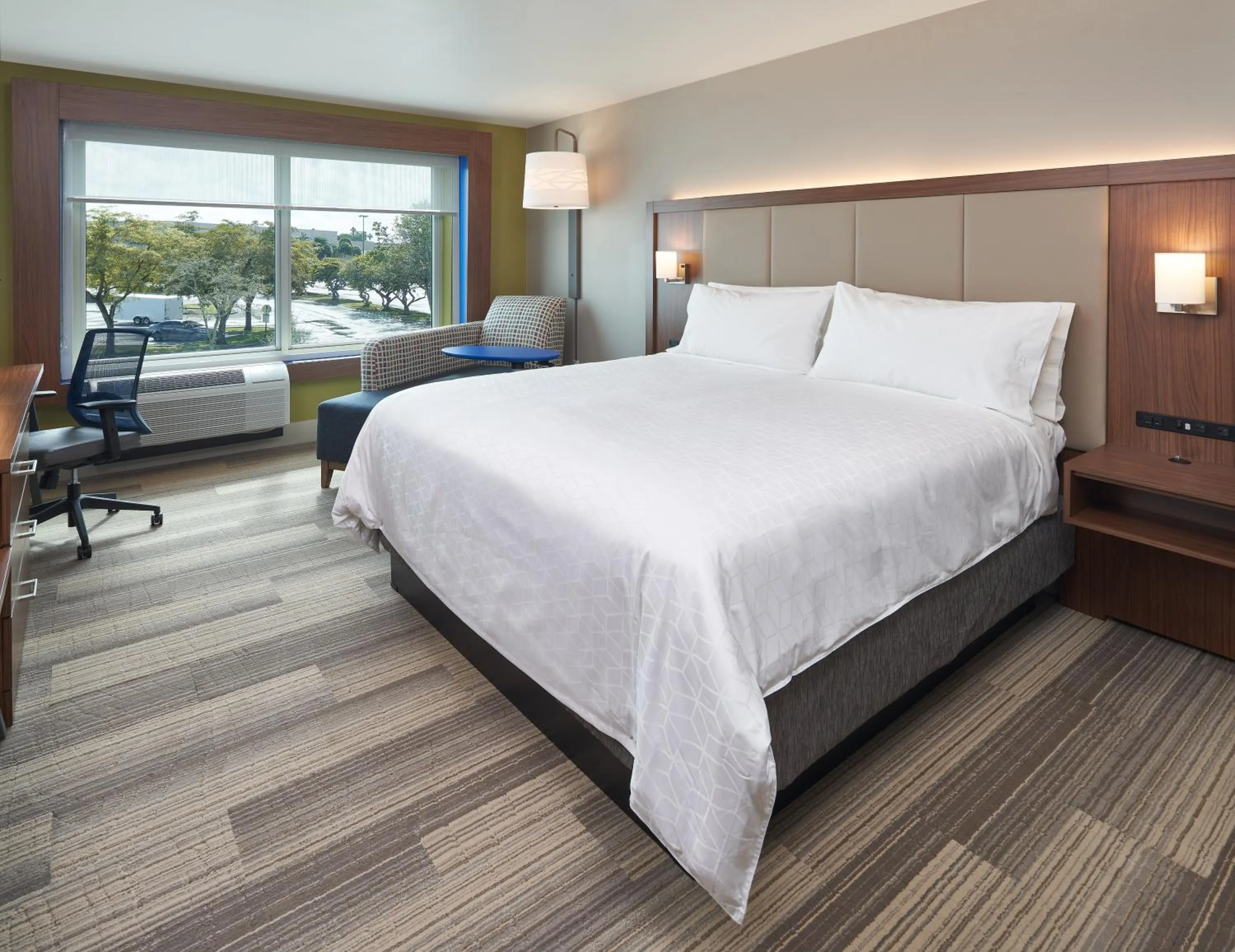 Photo of the whole room, Bed in Holiday Inn Express Doral Miami by IHG