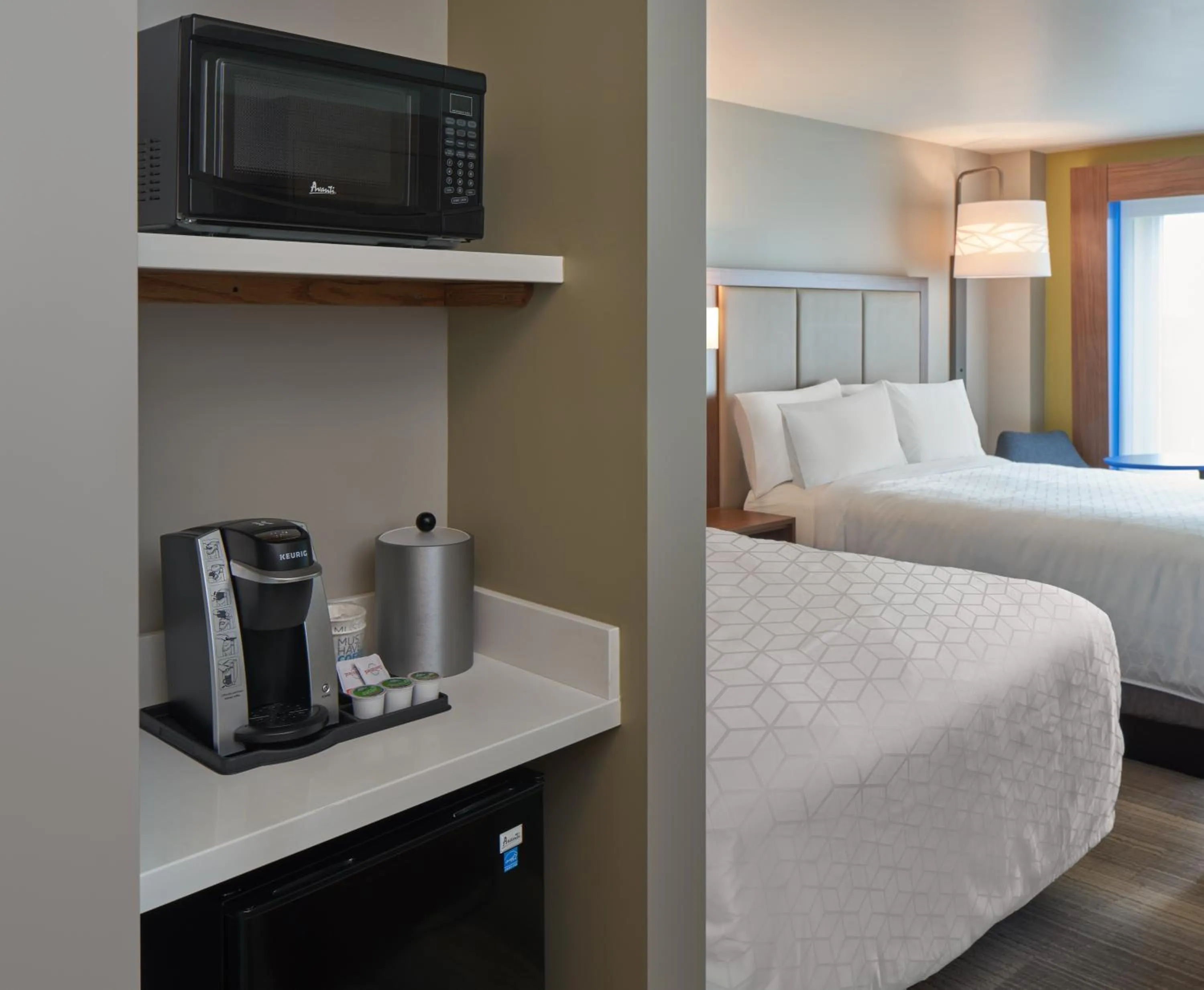 Coffee/tea facilities, Bed in Holiday Inn Express Doral Miami by IHG