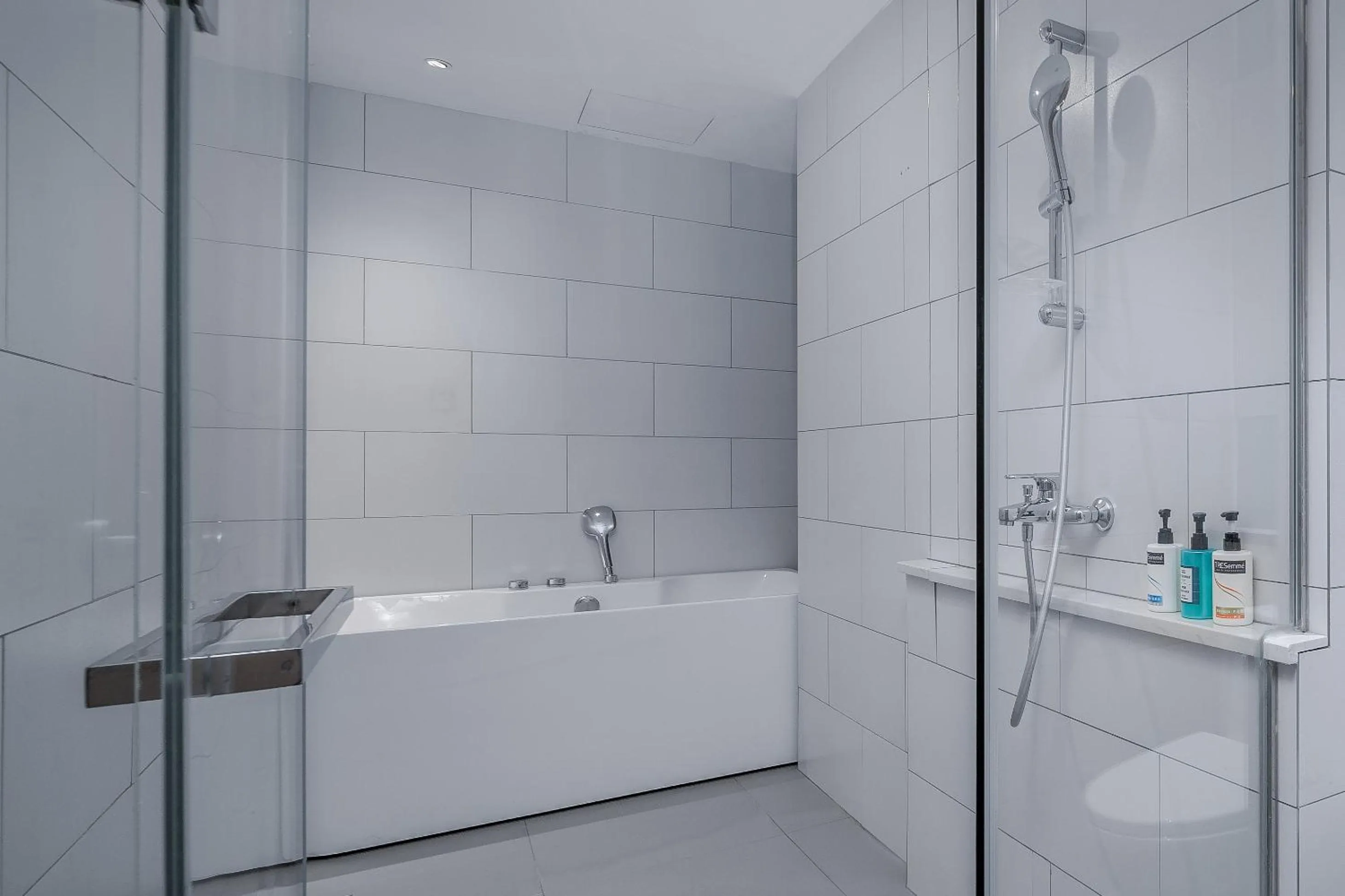 Shower in Holiday Inn Express Changsha South Railway Station by IHG