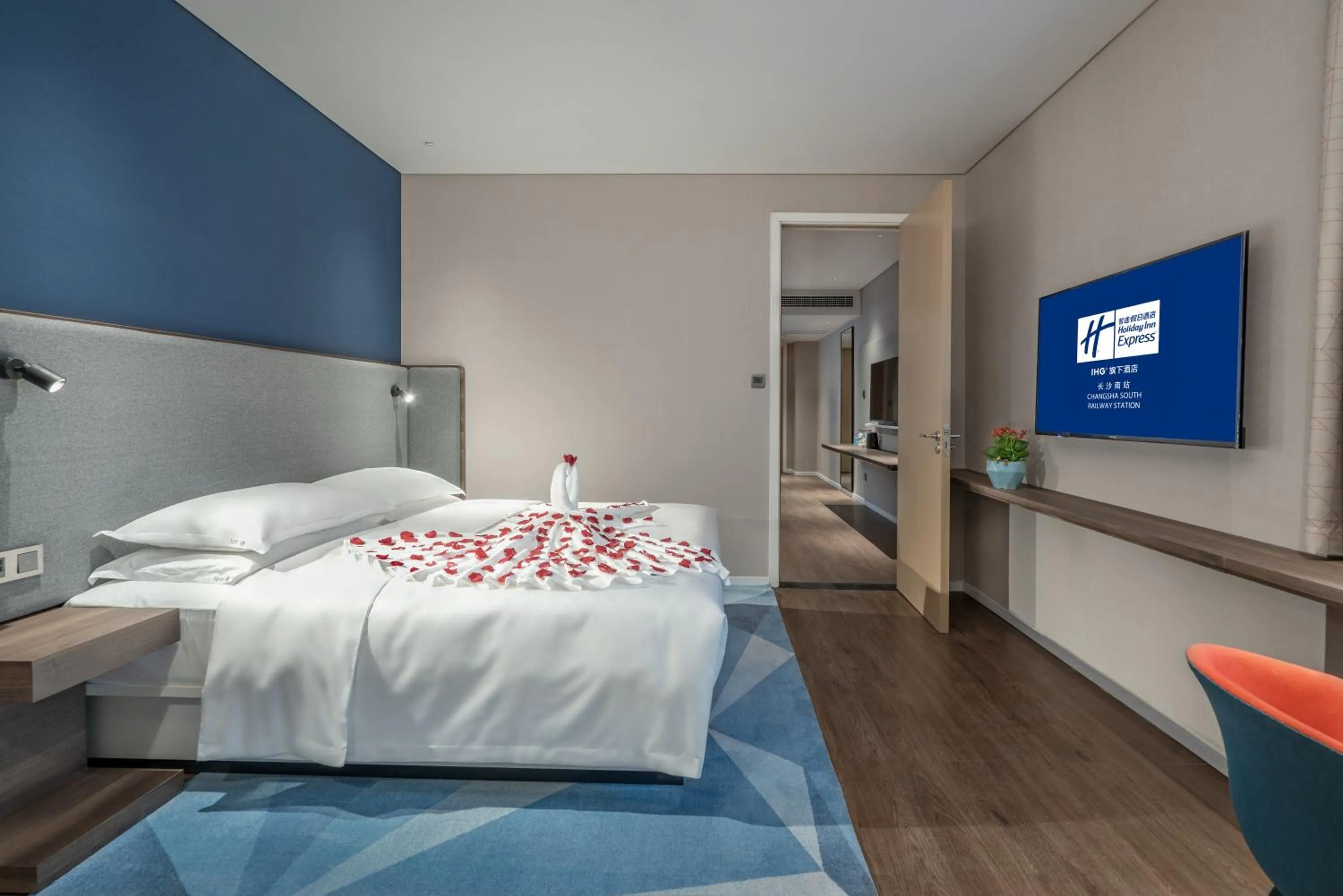 Photo of the whole room, Bed in Holiday Inn Express Changsha South Railway Station by IHG
