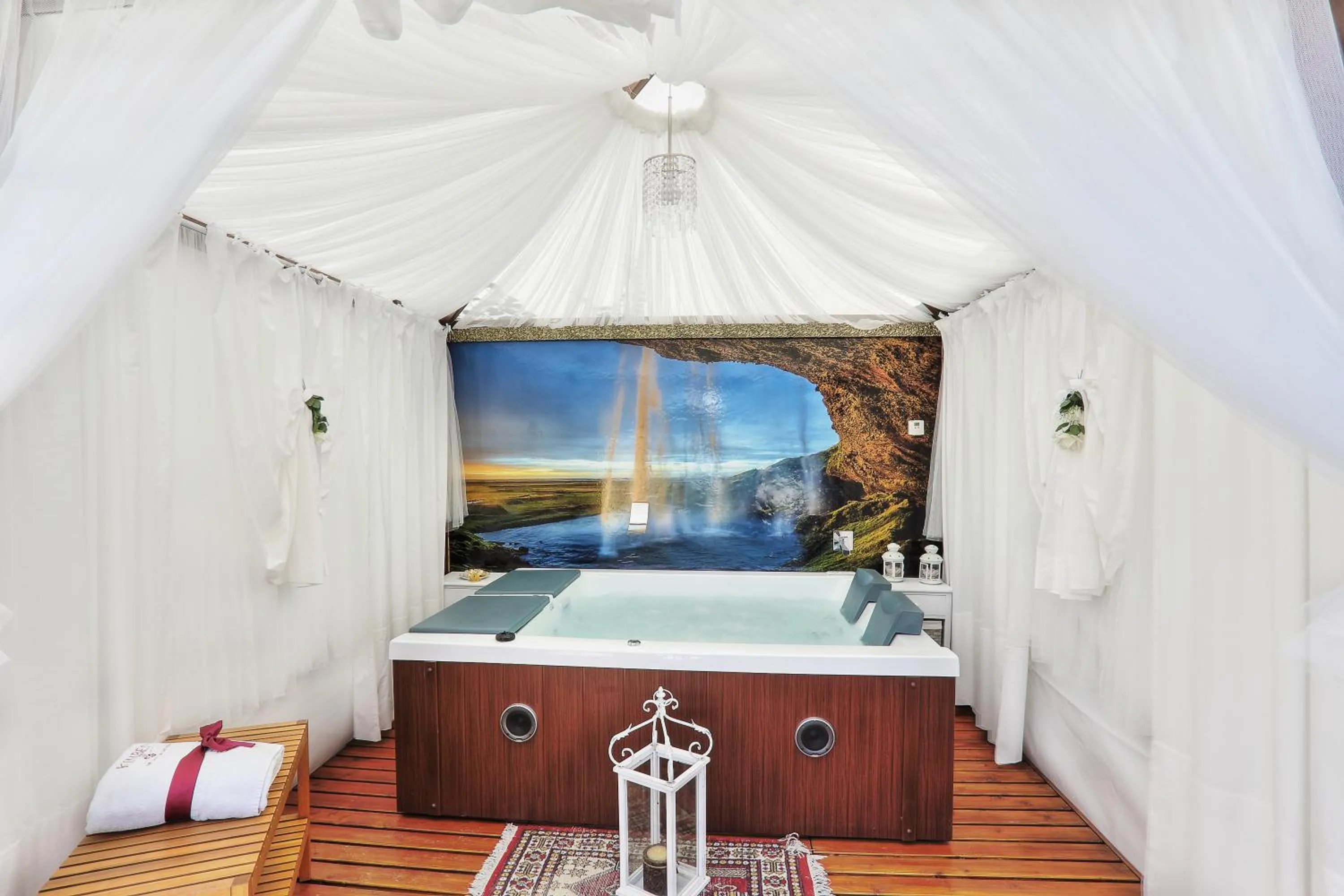 Hot Tub in La Suite Toscana