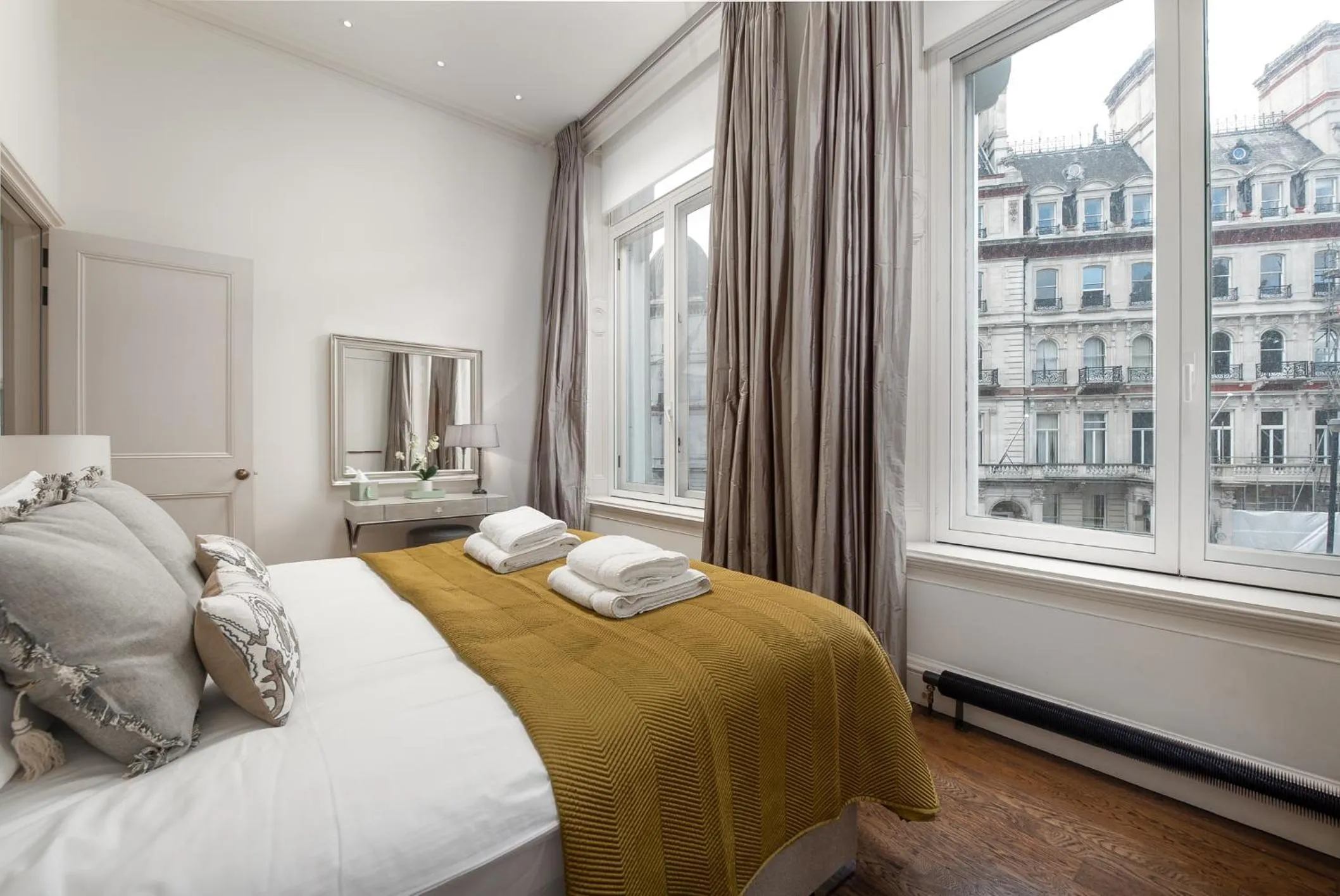 Bed in Grosvenor Gardens by CAPITAL