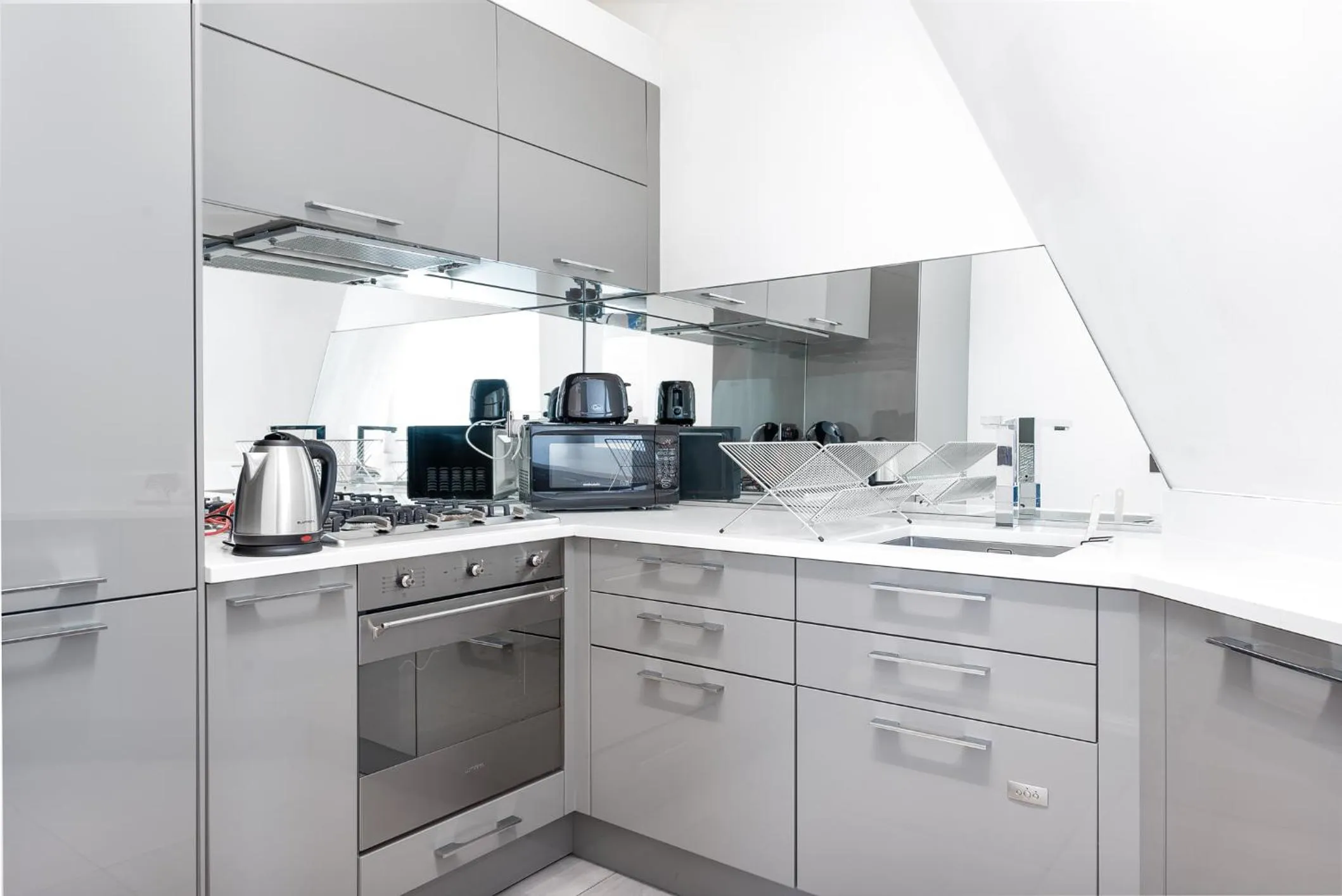 Kitchen or kitchenette in Grosvenor Gardens by CAPITAL
