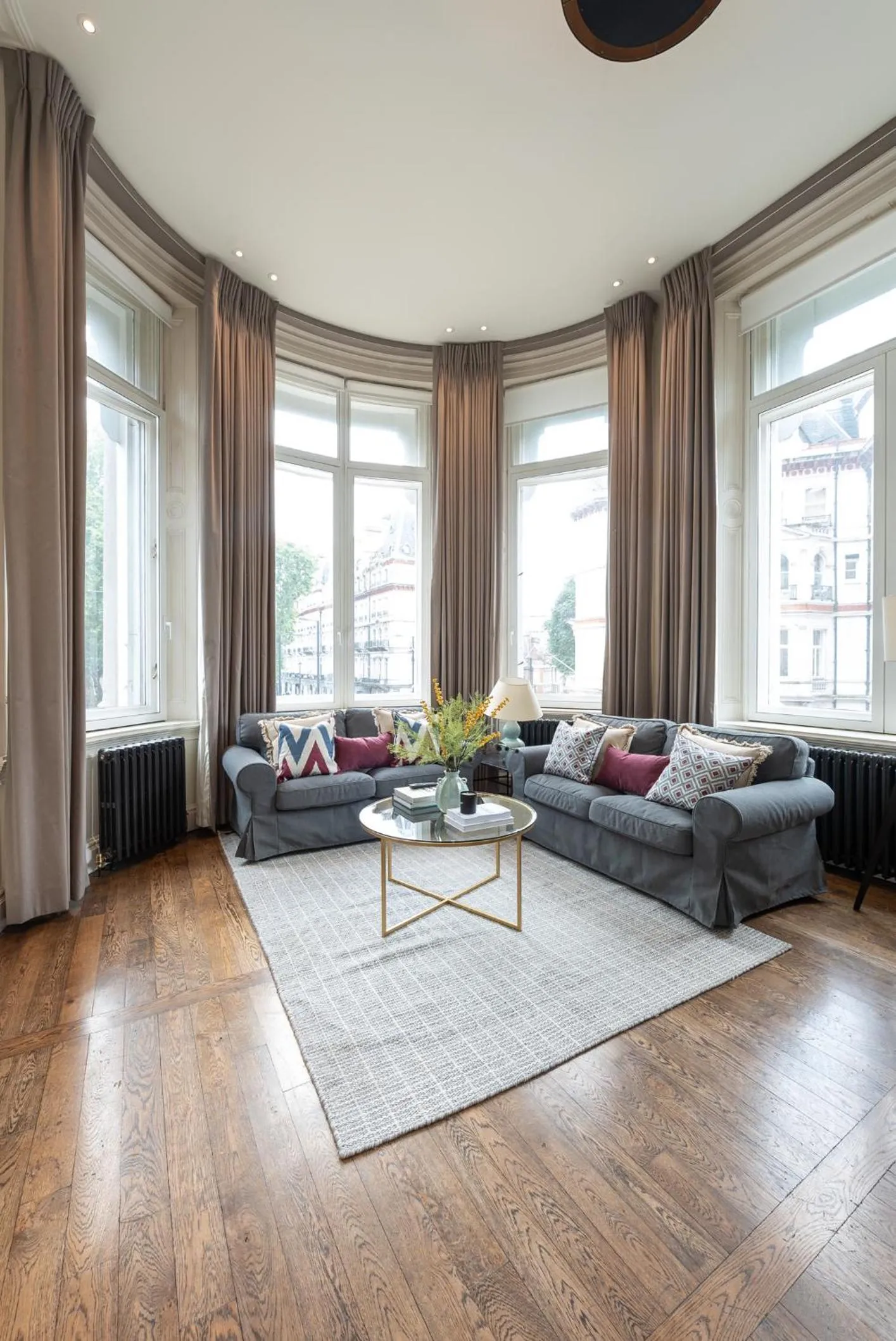 Living room in Grosvenor Gardens by CAPITAL