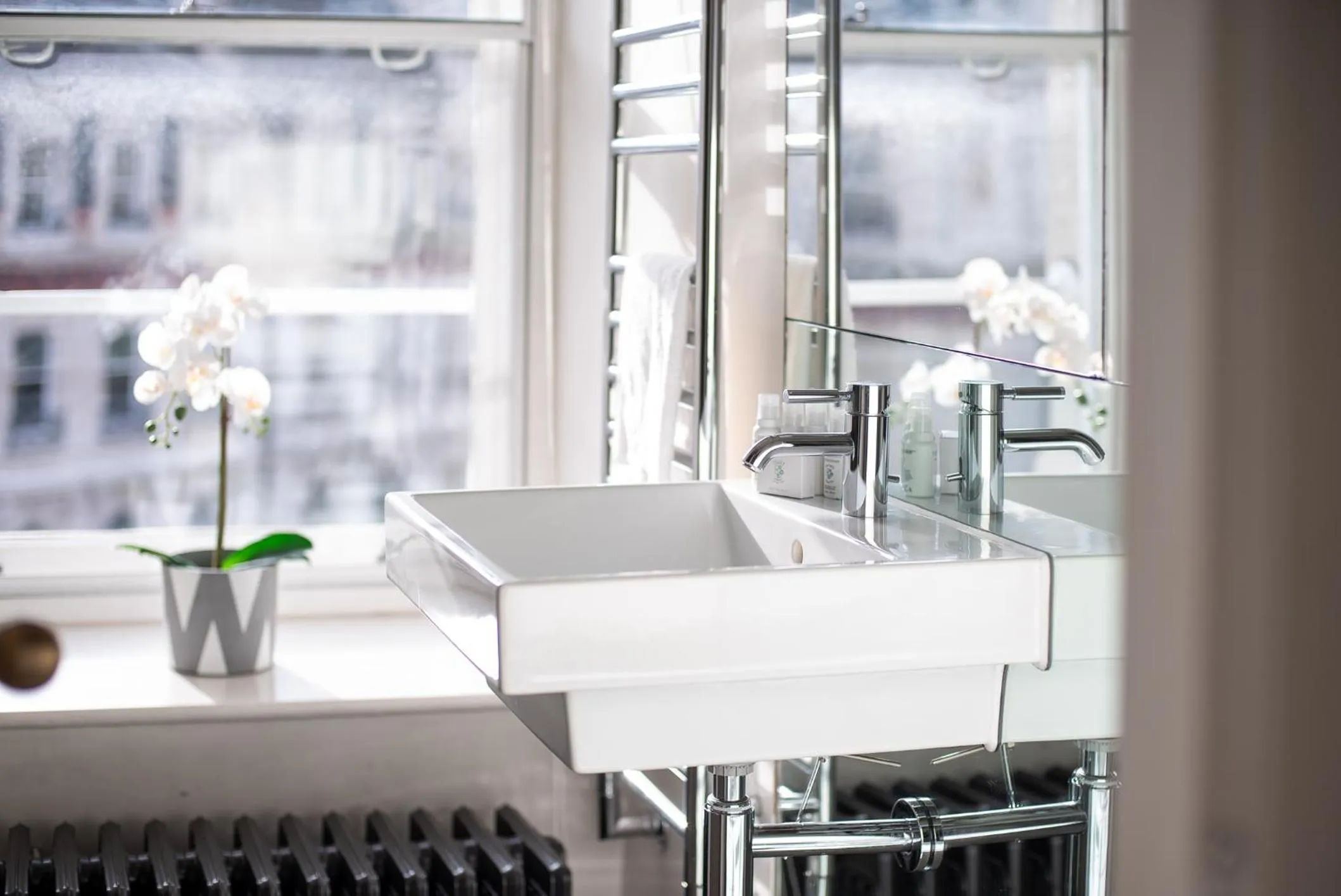 Bathroom in Grosvenor Gardens by CAPITAL