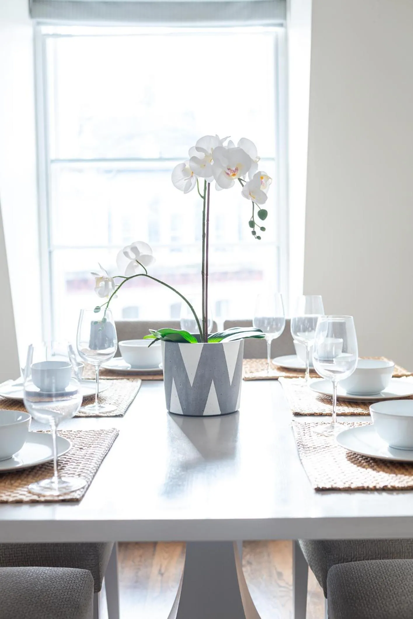 Dining area in Grosvenor Gardens by CAPITAL