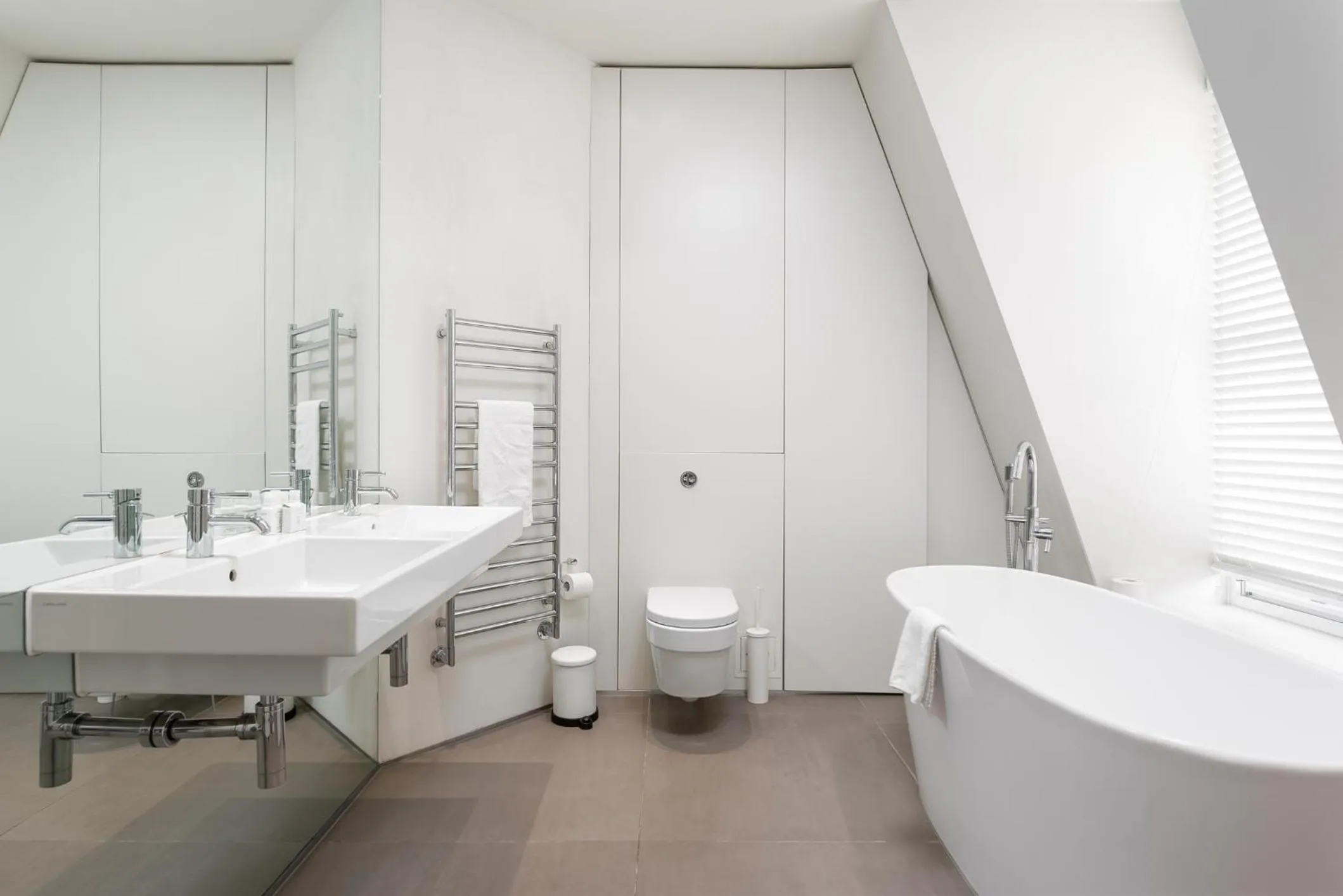 Bathroom in Grosvenor Gardens by CAPITAL