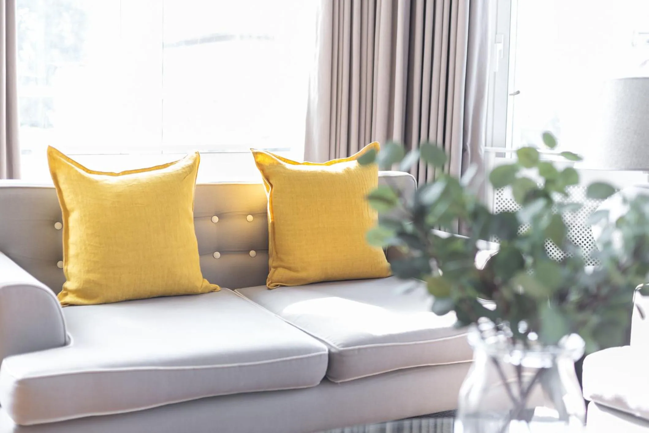 Living room in Grosvenor Gardens by CAPITAL