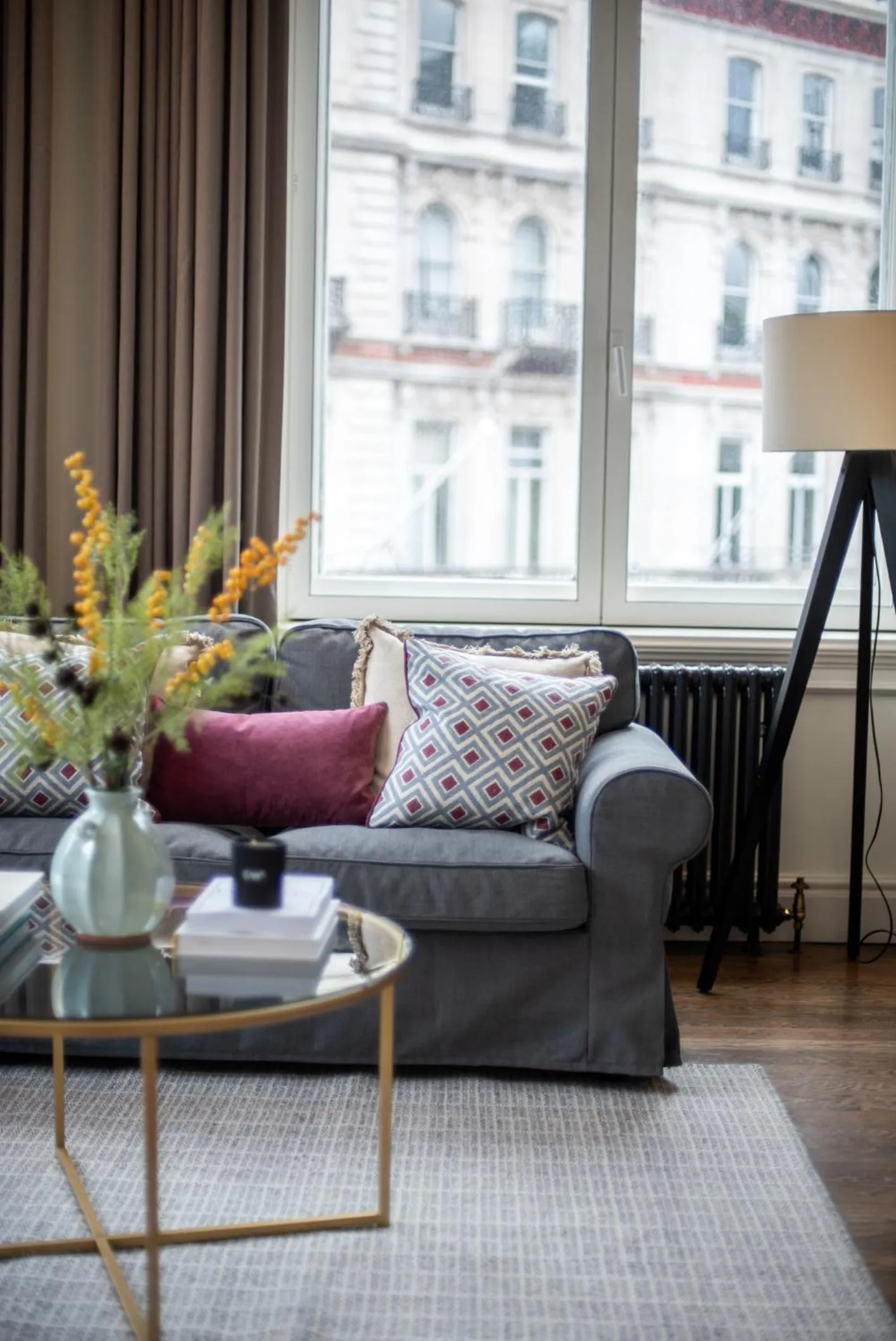 Living room in Grosvenor Gardens by CAPITAL