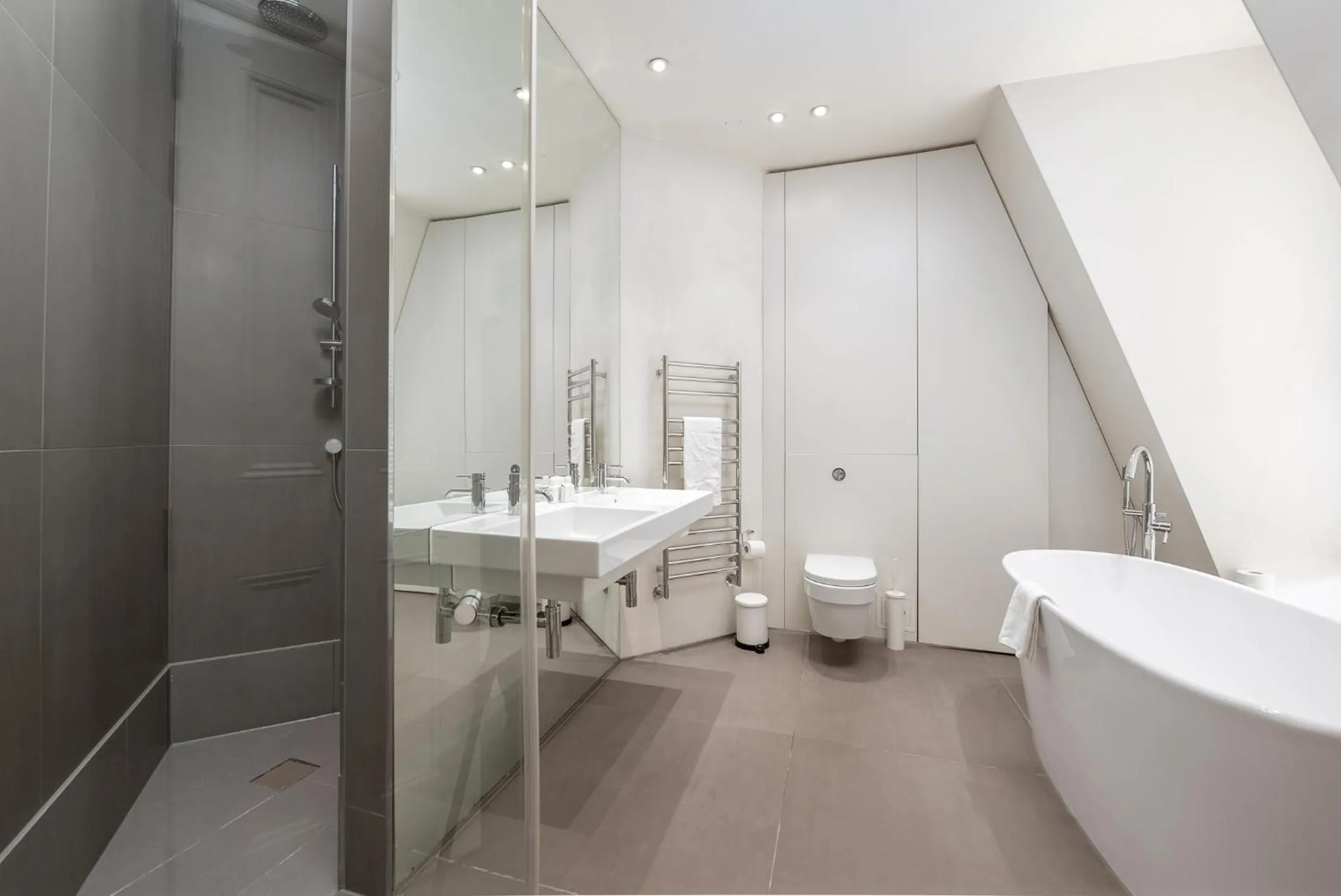 Bathroom in Grosvenor Gardens by CAPITAL