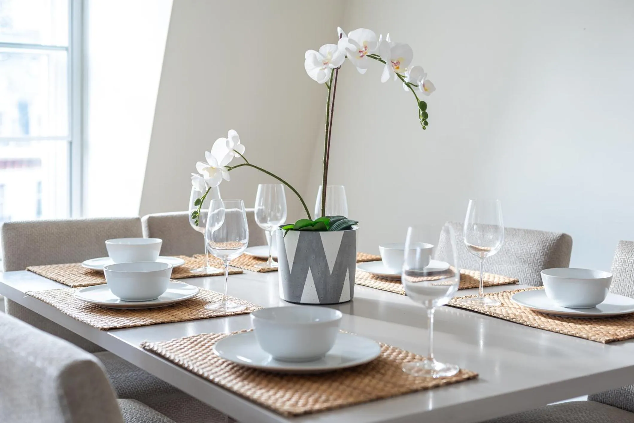 Dining area in Grosvenor Gardens by CAPITAL