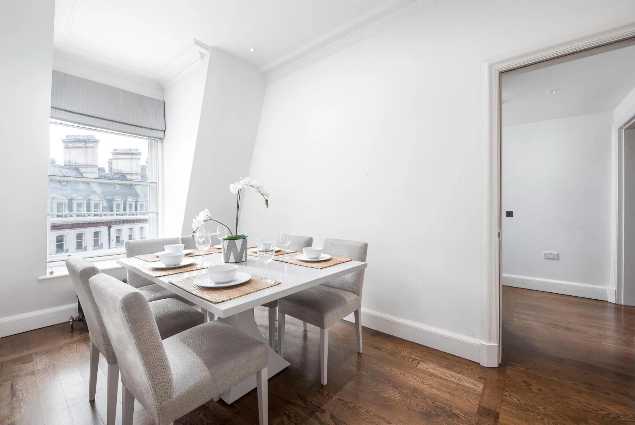 Dining area in Grosvenor Gardens by CAPITAL
