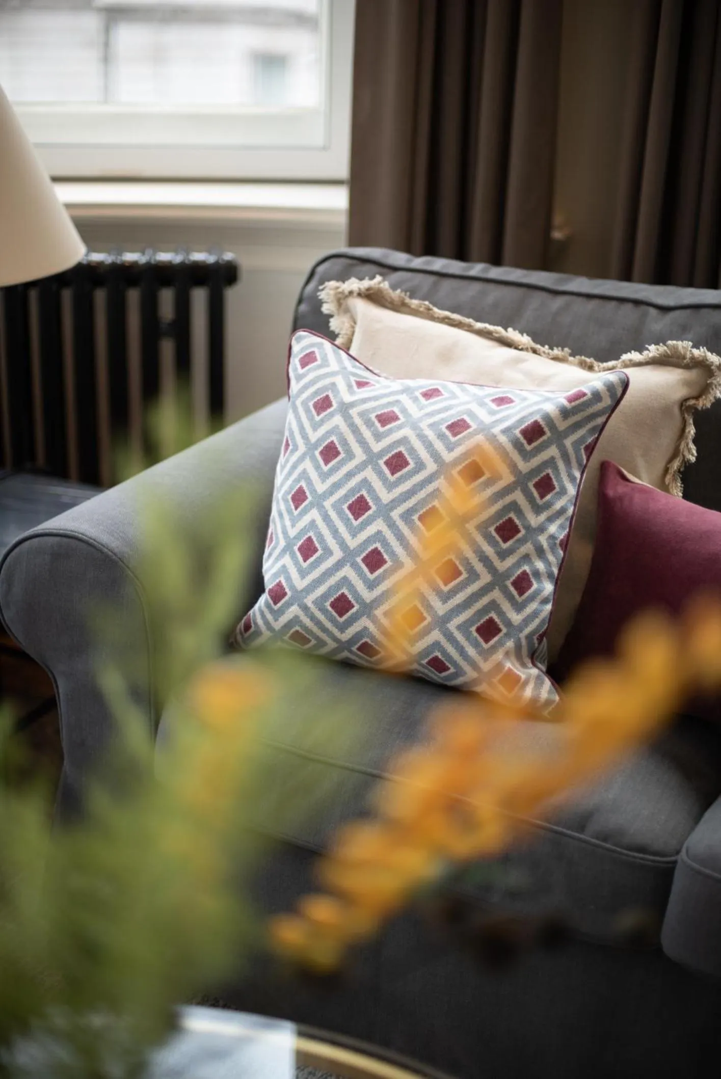 Living room in Grosvenor Gardens by CAPITAL