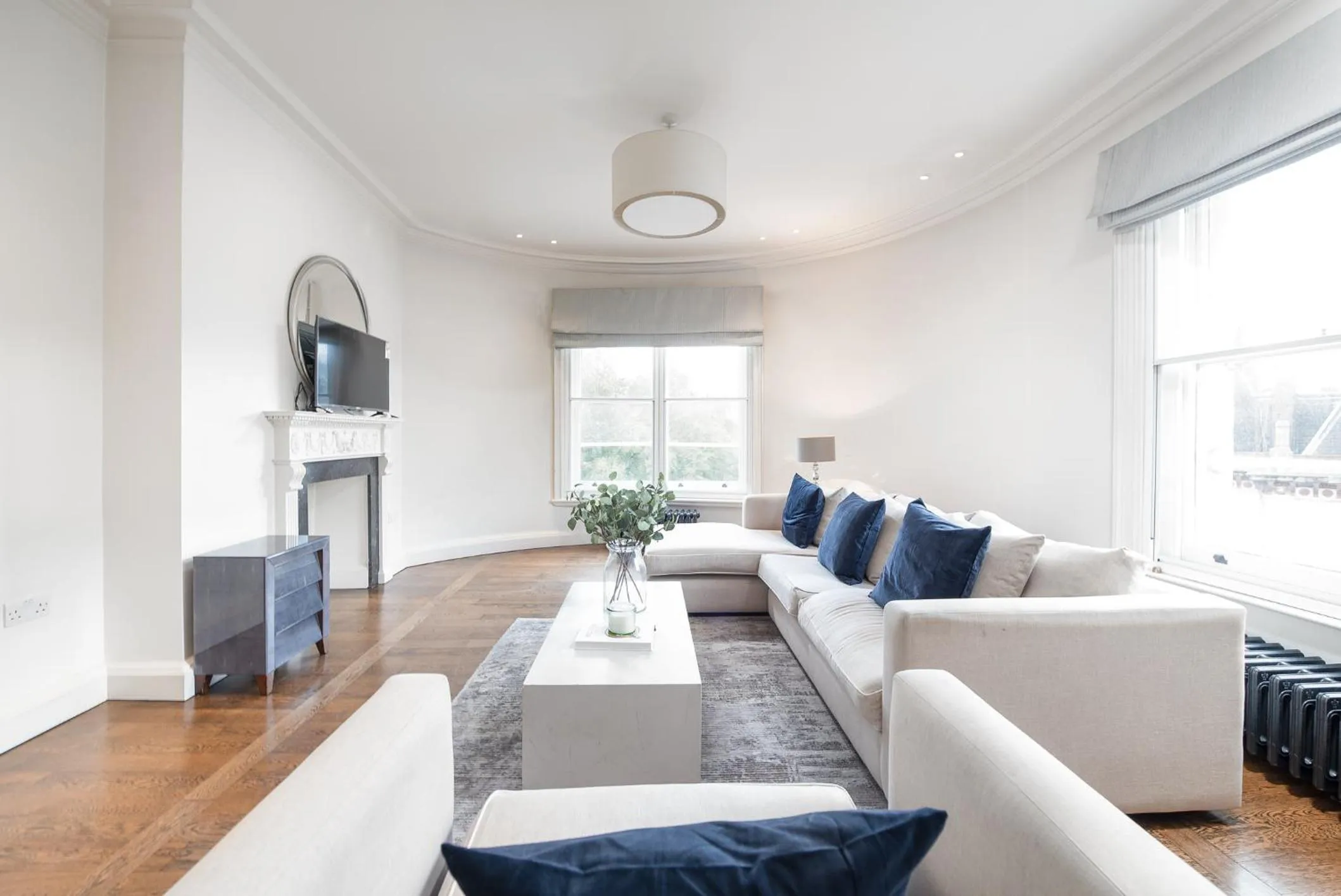 Living room in Grosvenor Gardens by CAPITAL