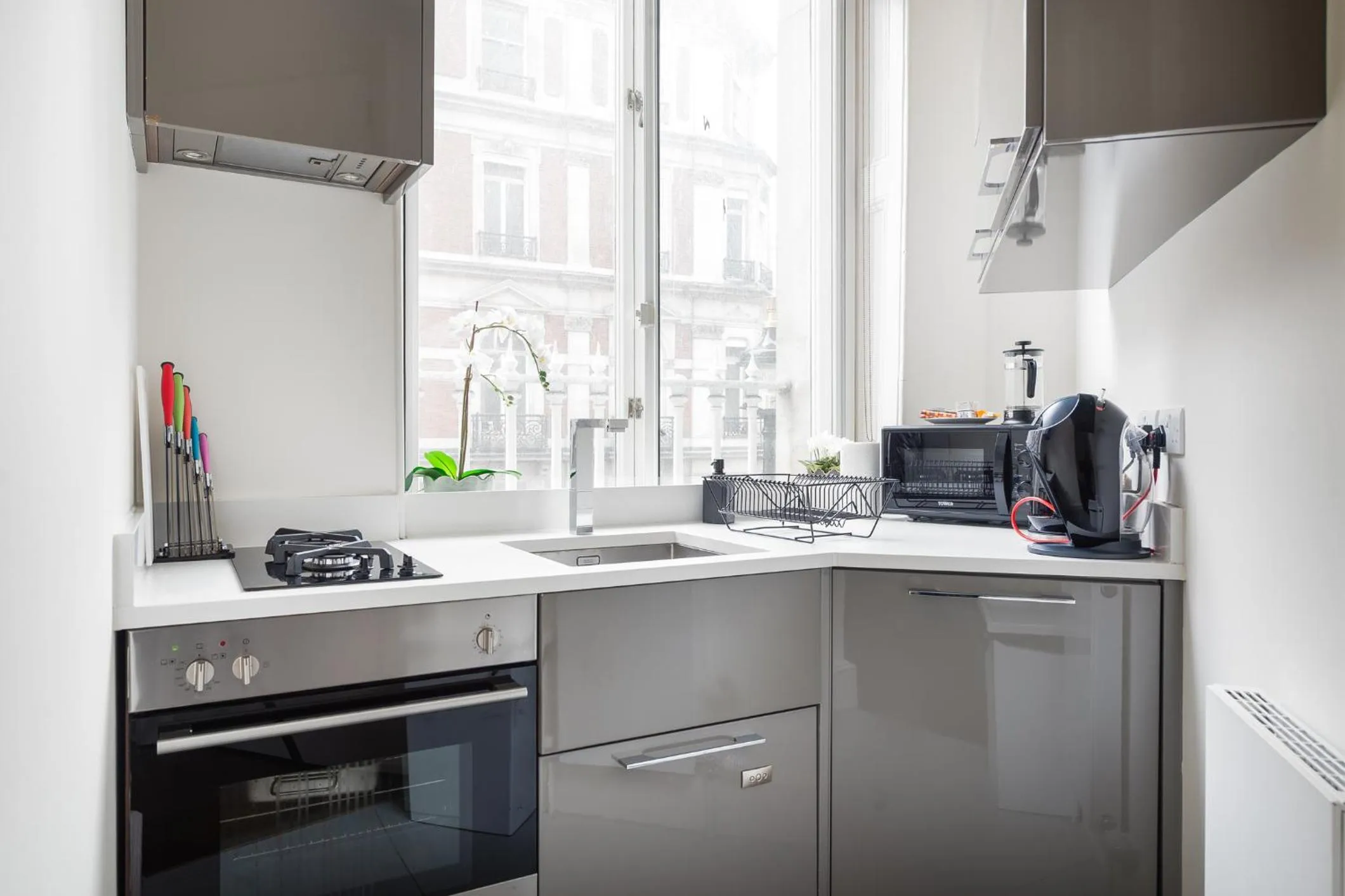 Coffee/tea facilities in Grosvenor Gardens by CAPITAL