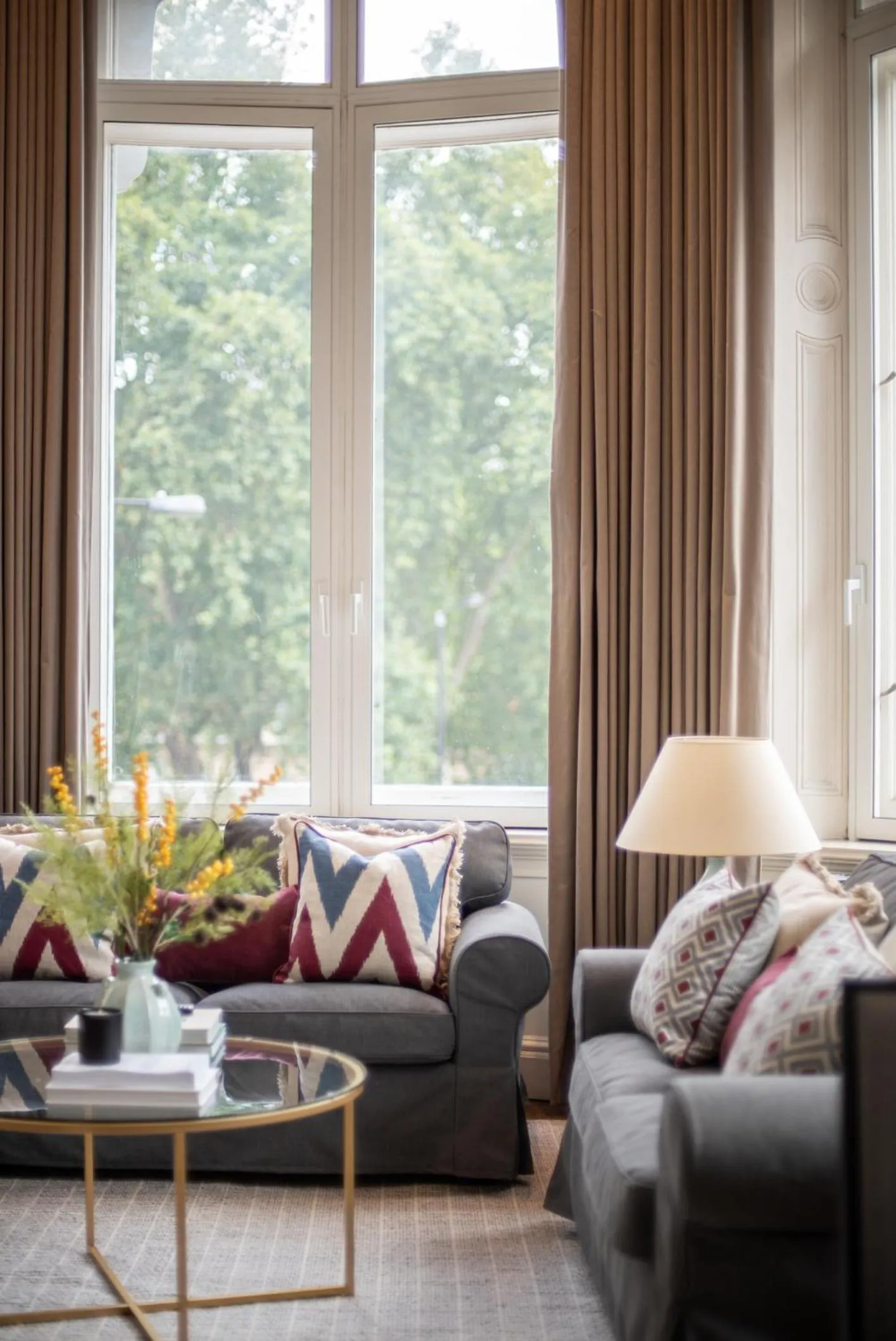 Living room in Grosvenor Gardens by CAPITAL