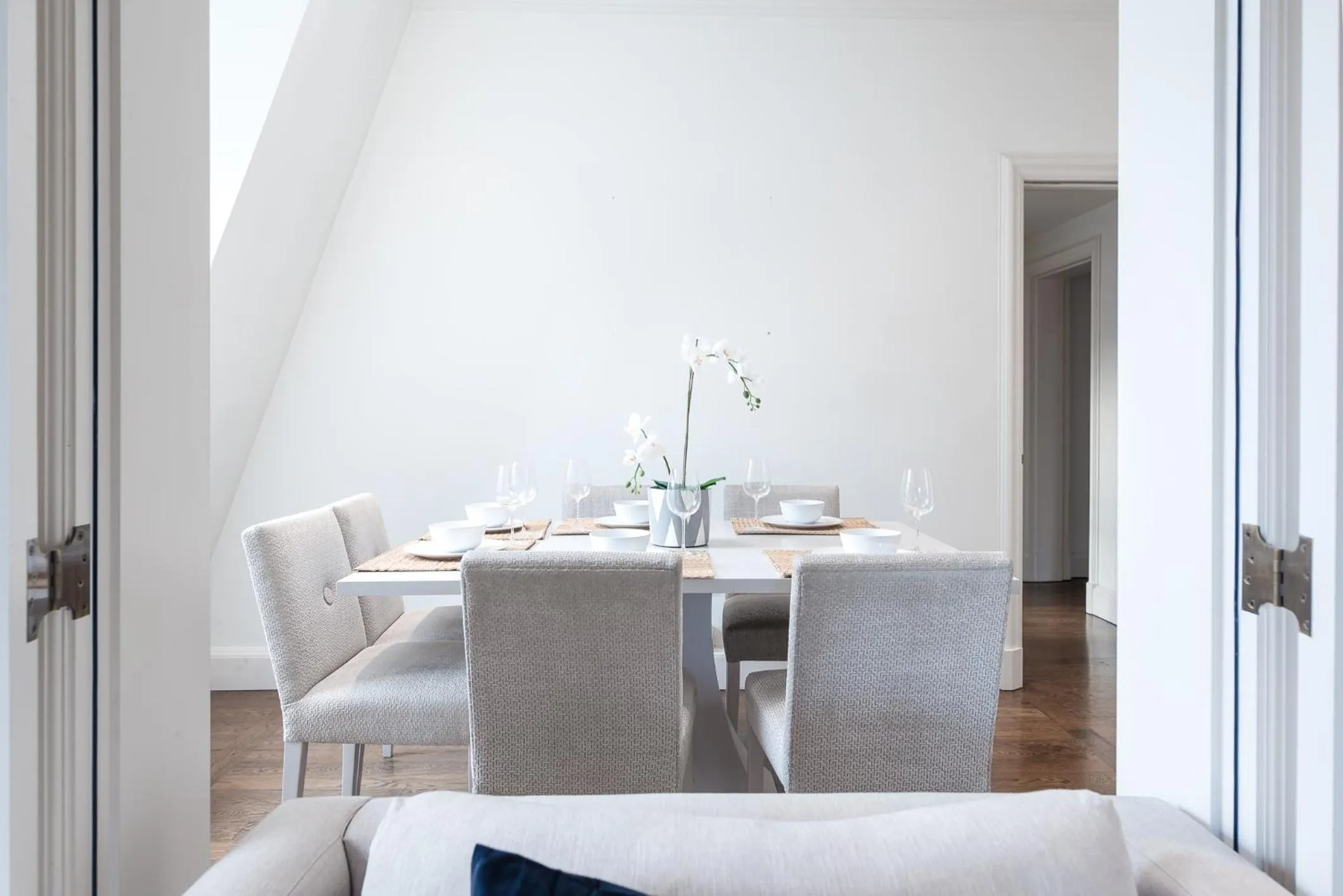 Dining area in Grosvenor Gardens by CAPITAL