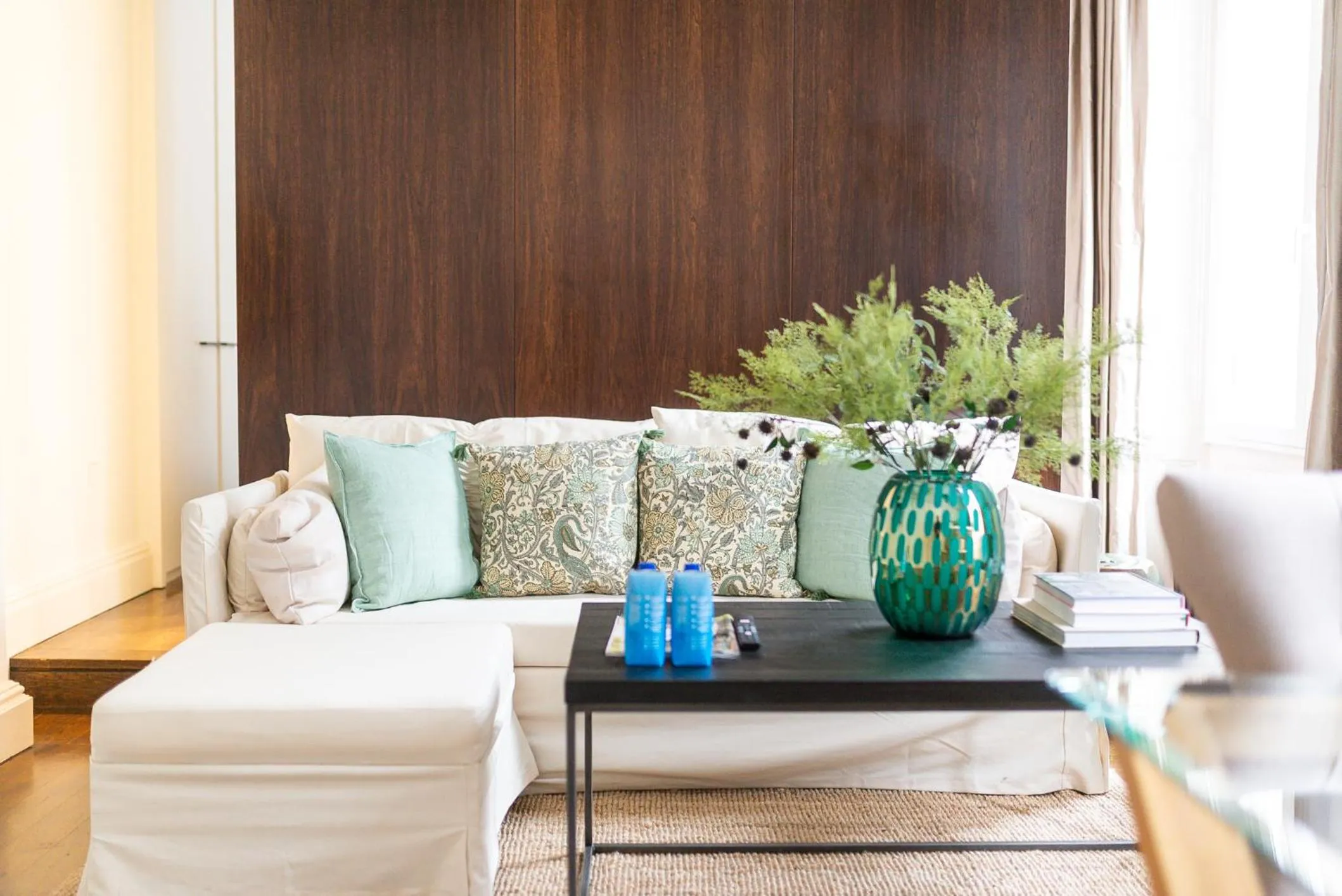 Living room in Grosvenor Gardens by CAPITAL