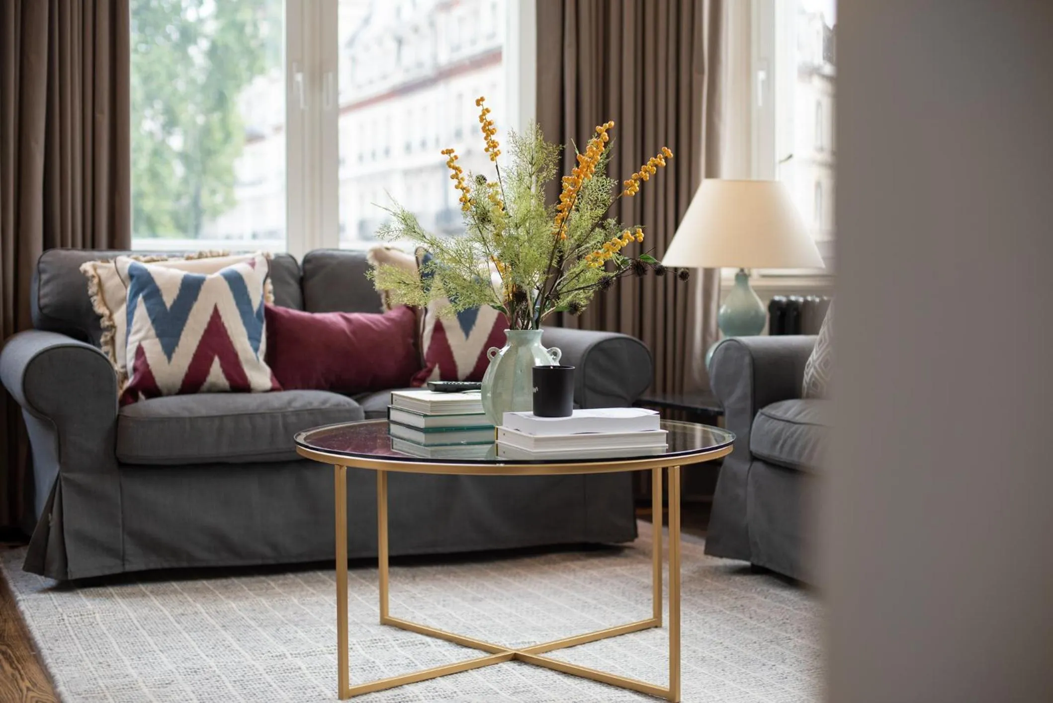 Living room in Grosvenor Gardens by CAPITAL