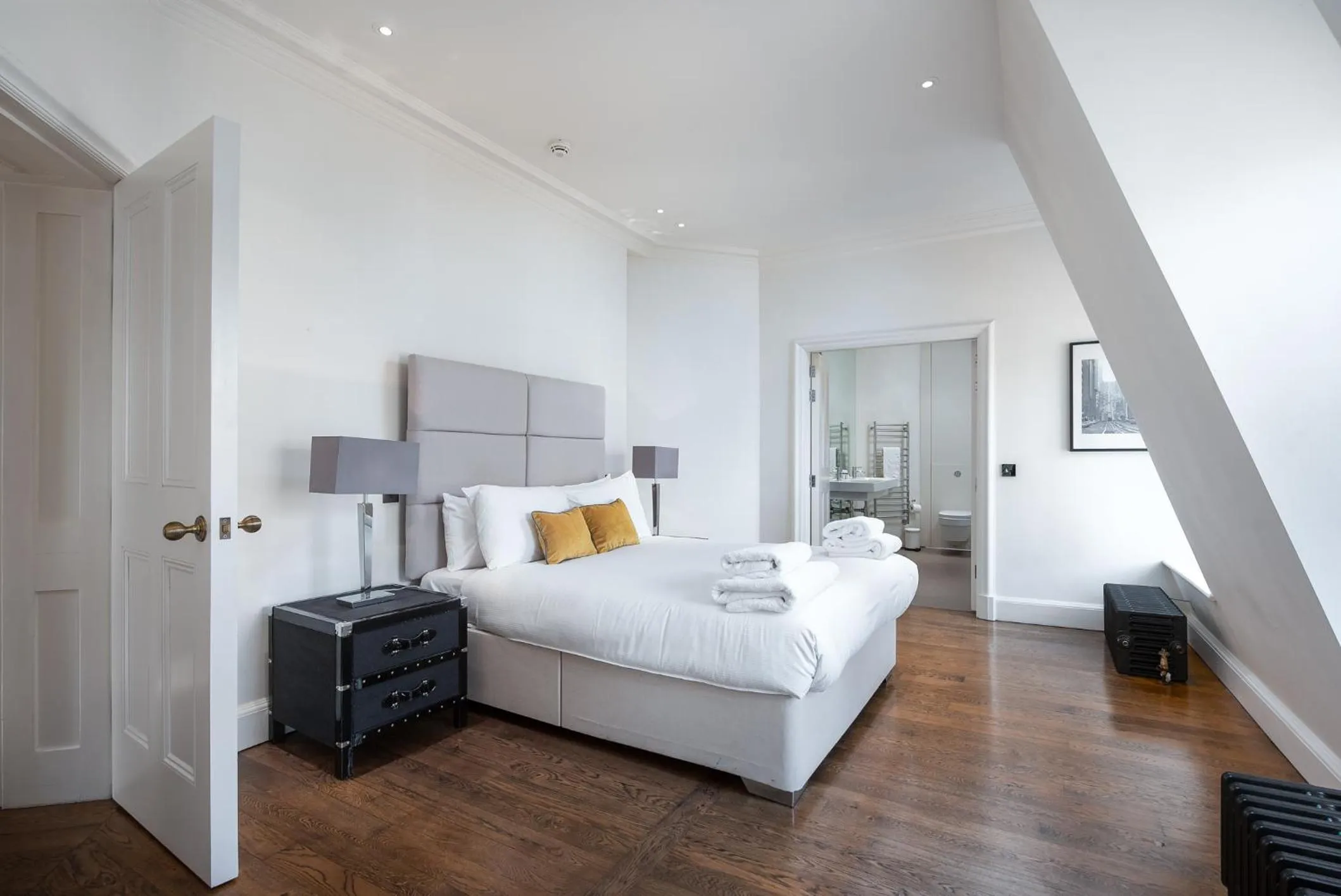 Bedroom in Grosvenor Gardens by CAPITAL