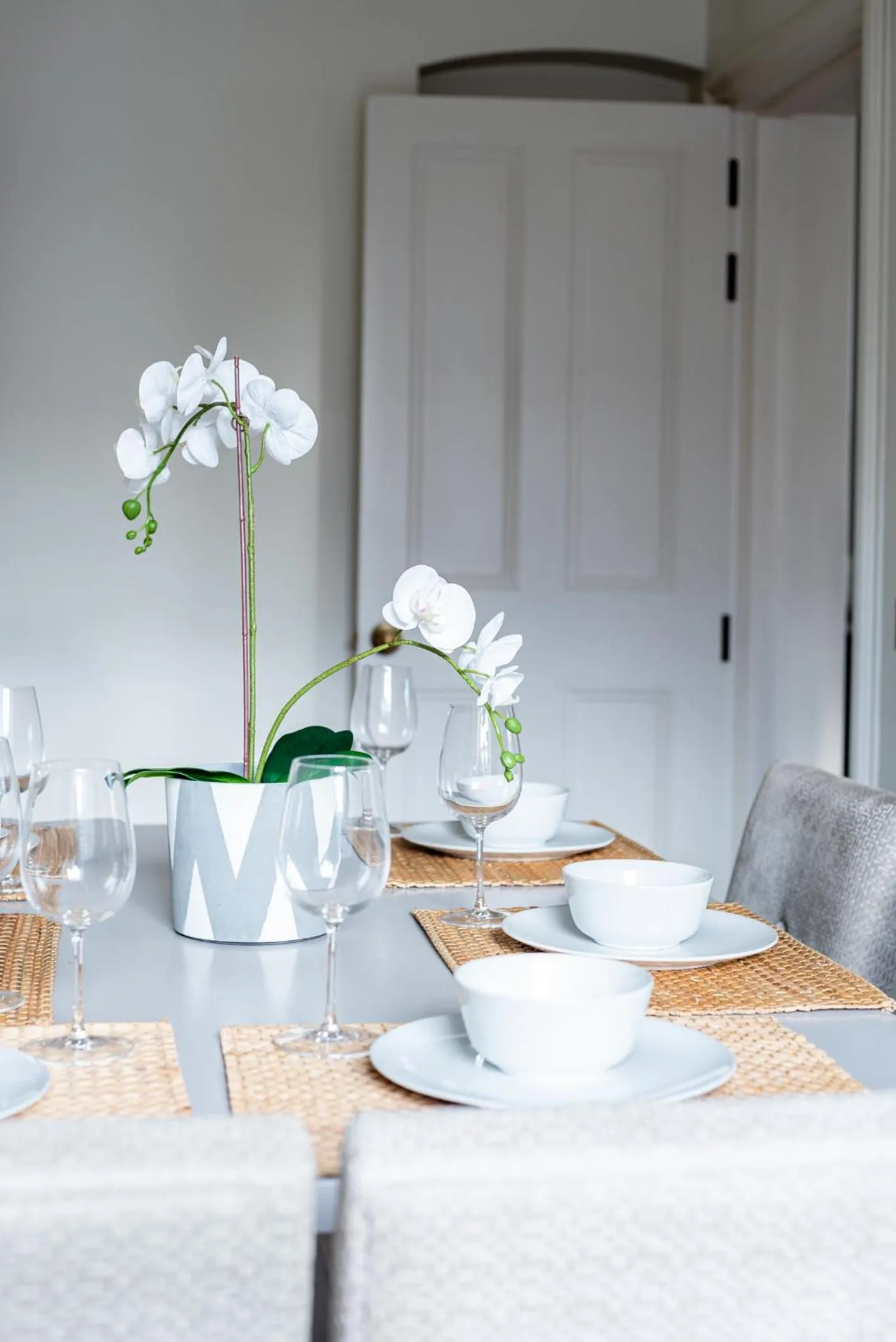 Dining area in Grosvenor Gardens by CAPITAL