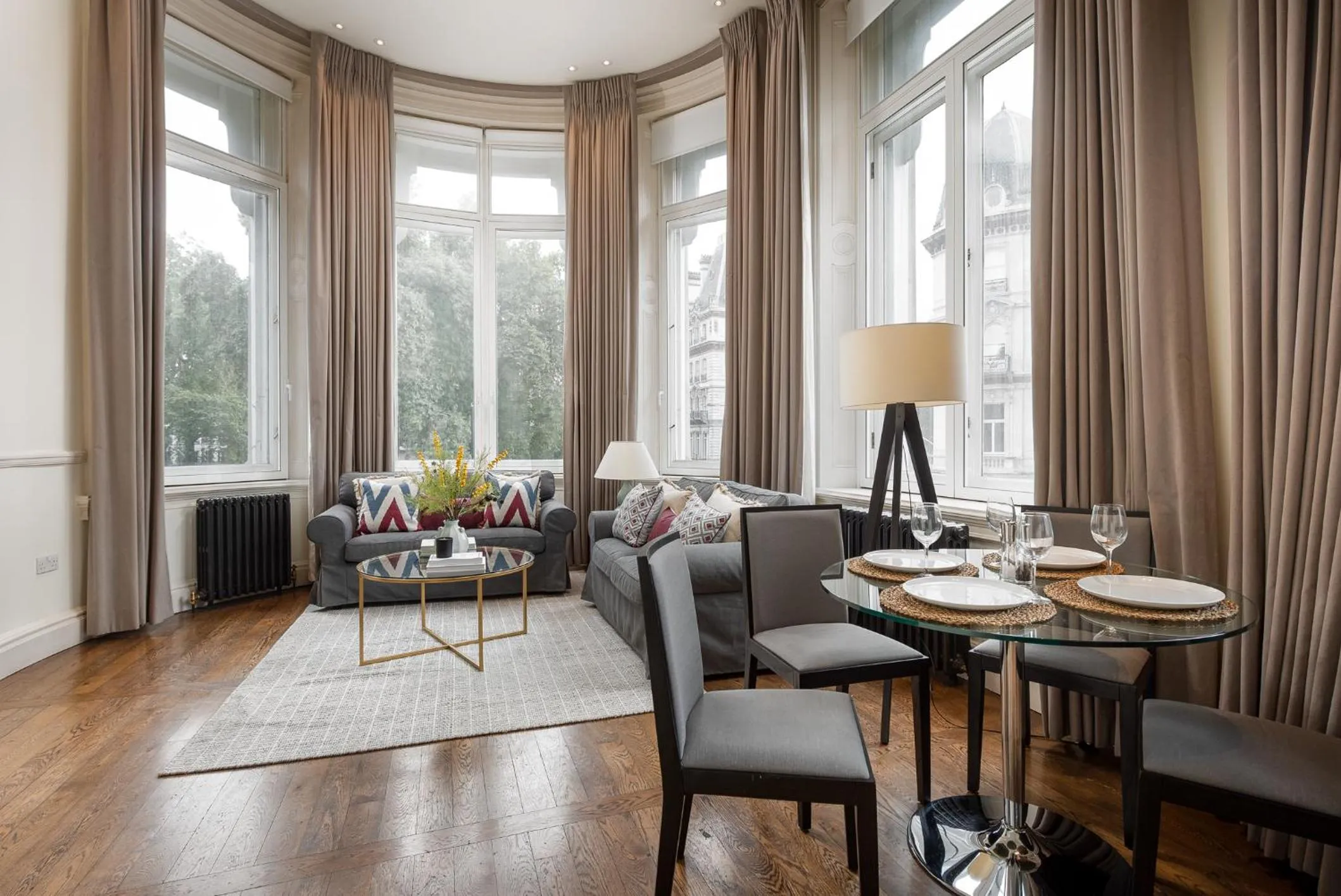 Living room in Grosvenor Gardens by CAPITAL