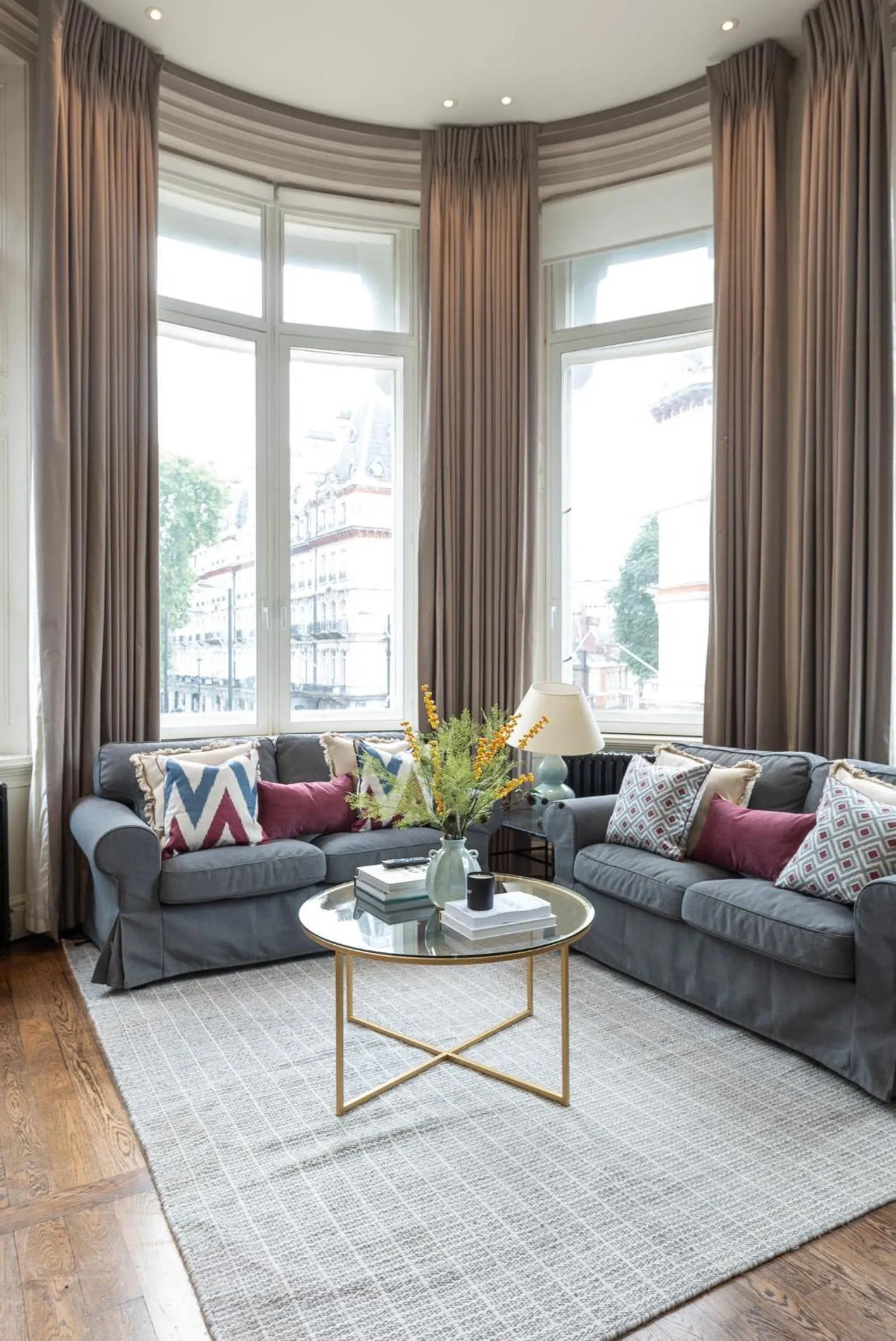 Living room in Grosvenor Gardens by CAPITAL