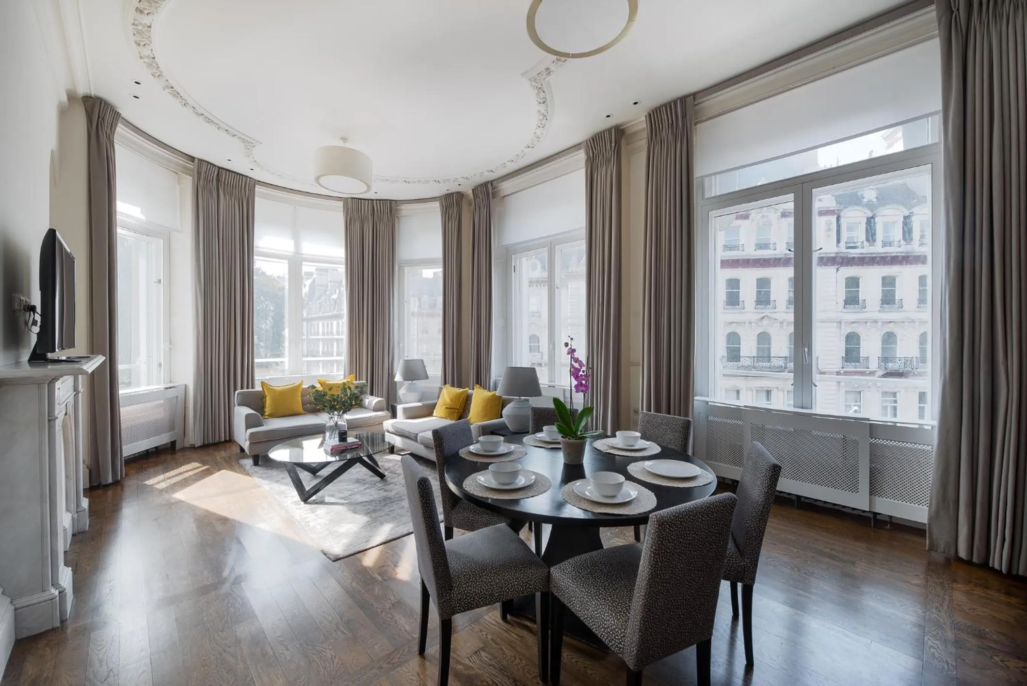 Living room in Grosvenor Gardens by CAPITAL