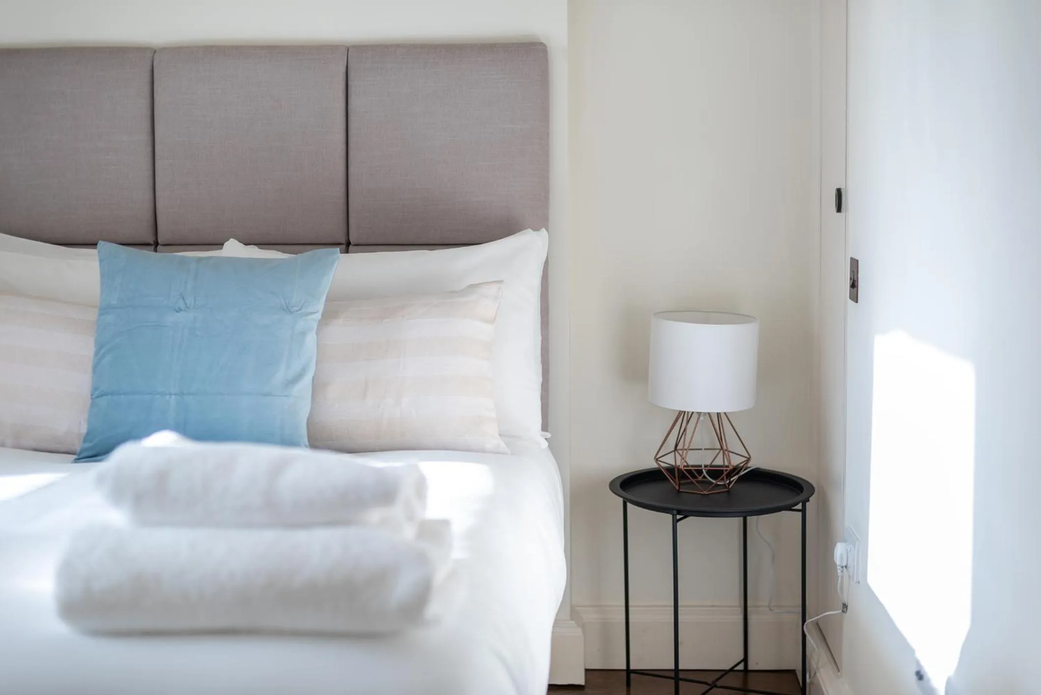 Bedroom in Grosvenor Gardens by CAPITAL