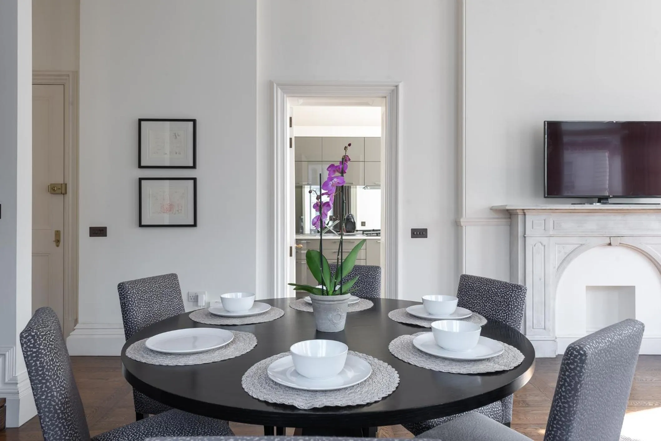 TV and multimedia in Grosvenor Gardens by CAPITAL