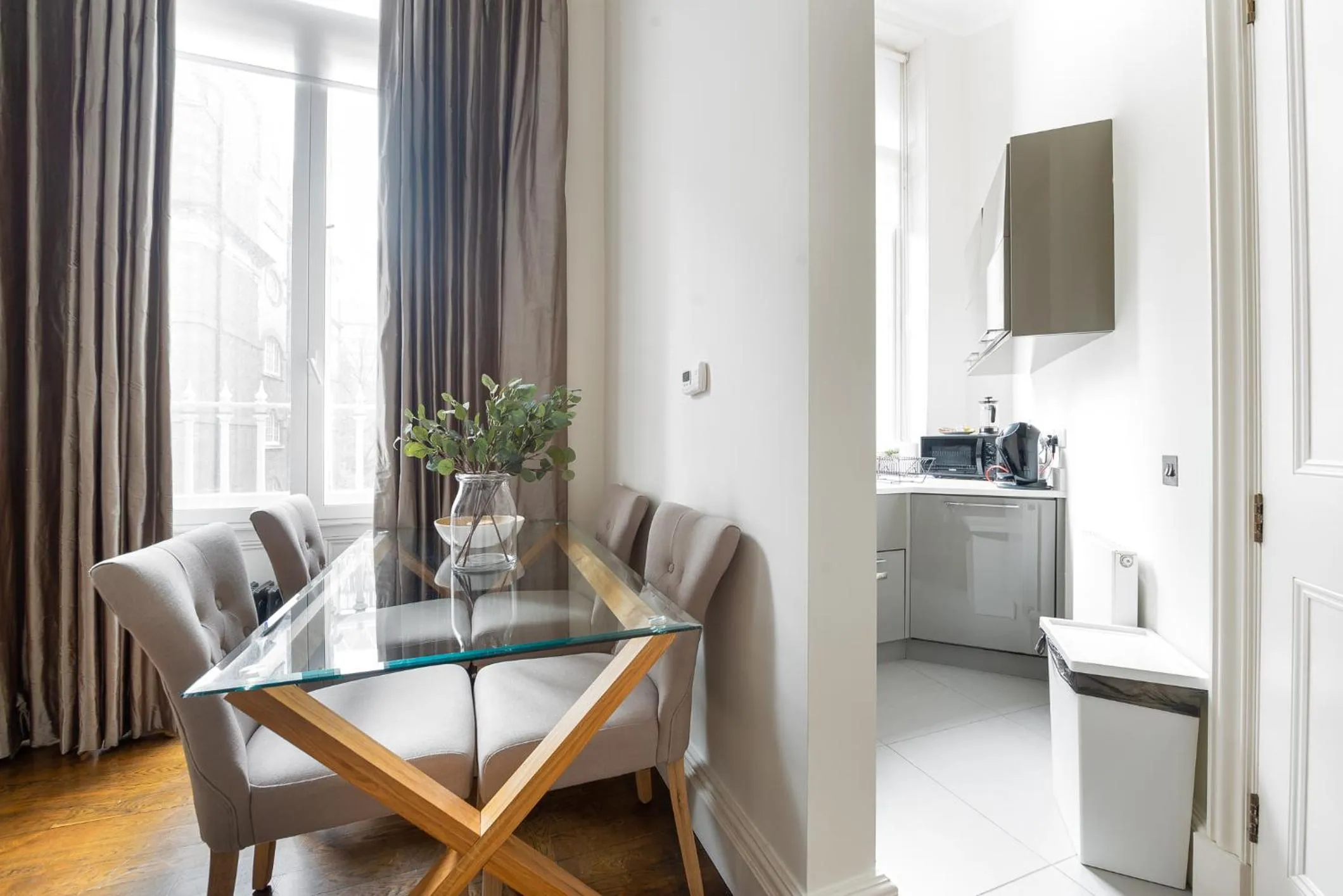 Kitchen or kitchenette in Grosvenor Gardens by CAPITAL