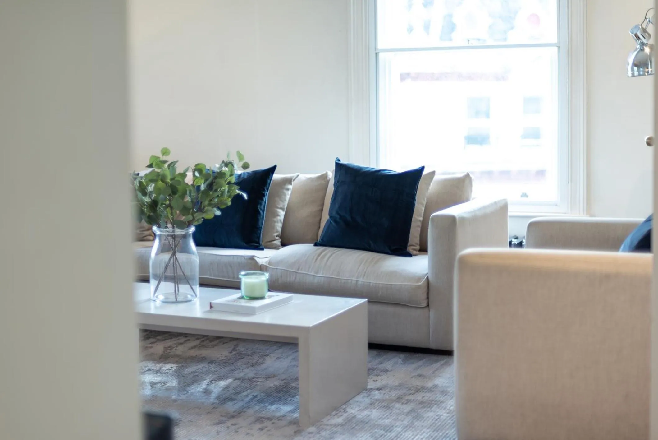 Living room in Grosvenor Gardens by CAPITAL