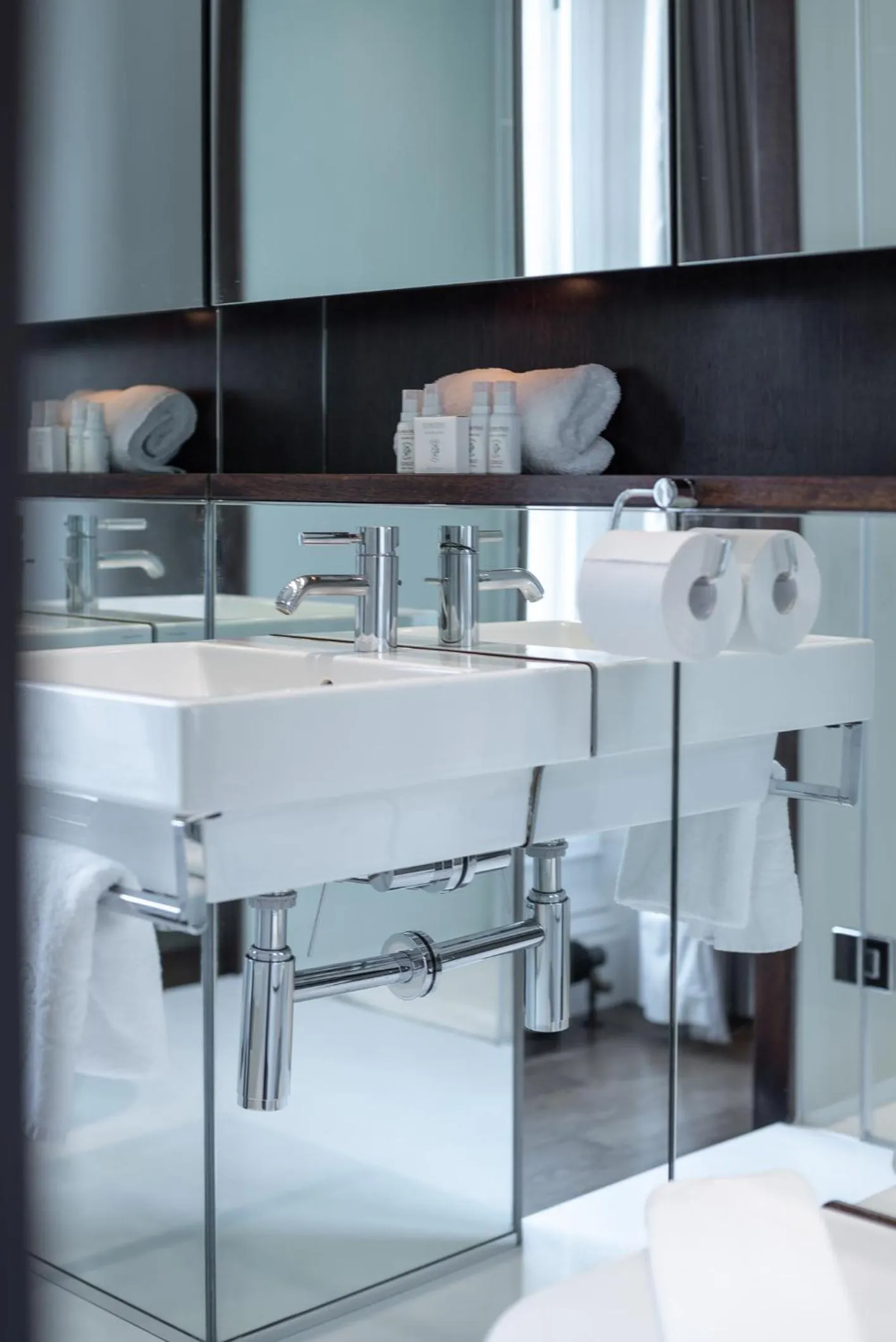 Bathroom in Grosvenor Gardens by CAPITAL