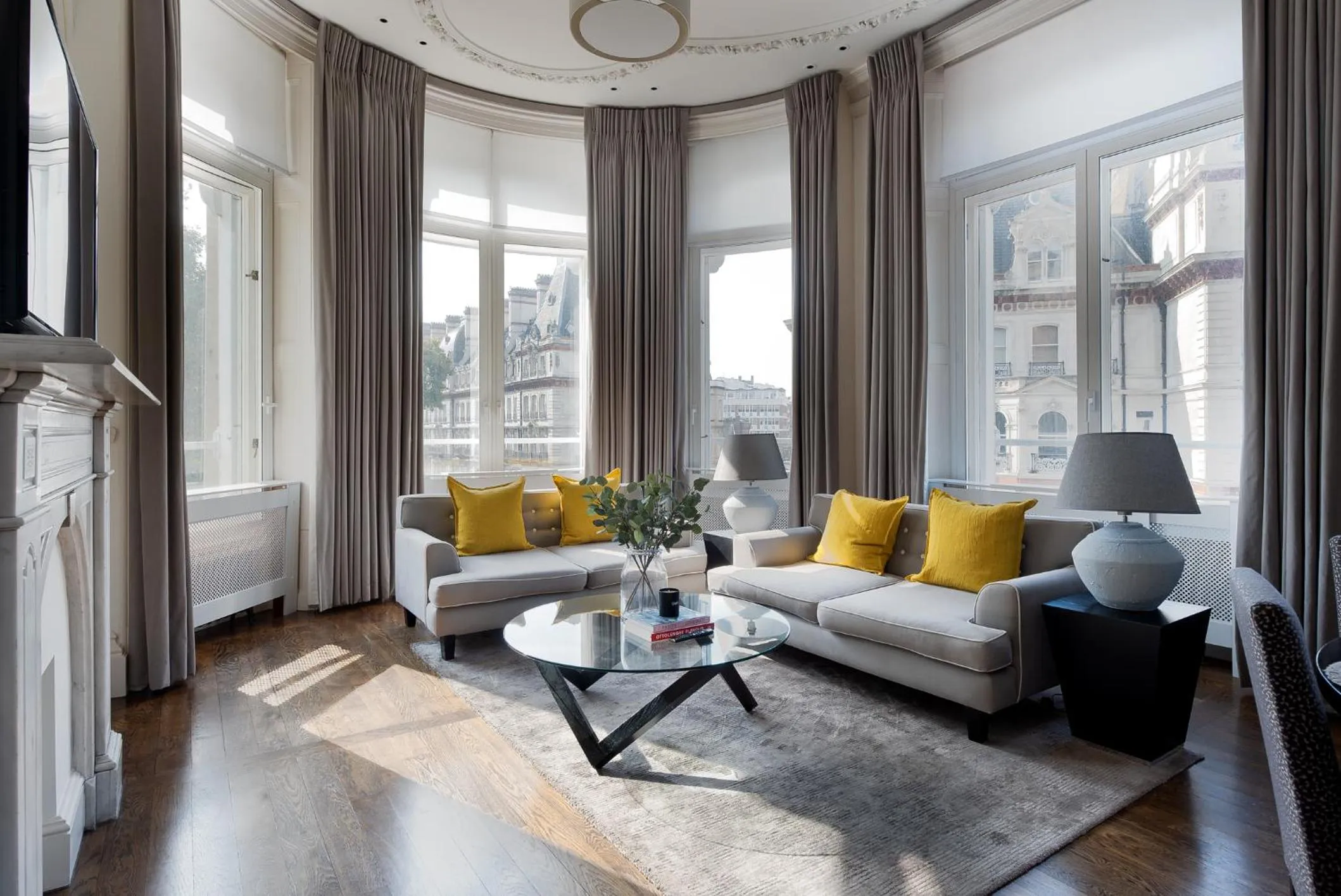 Living room in Grosvenor Gardens by CAPITAL